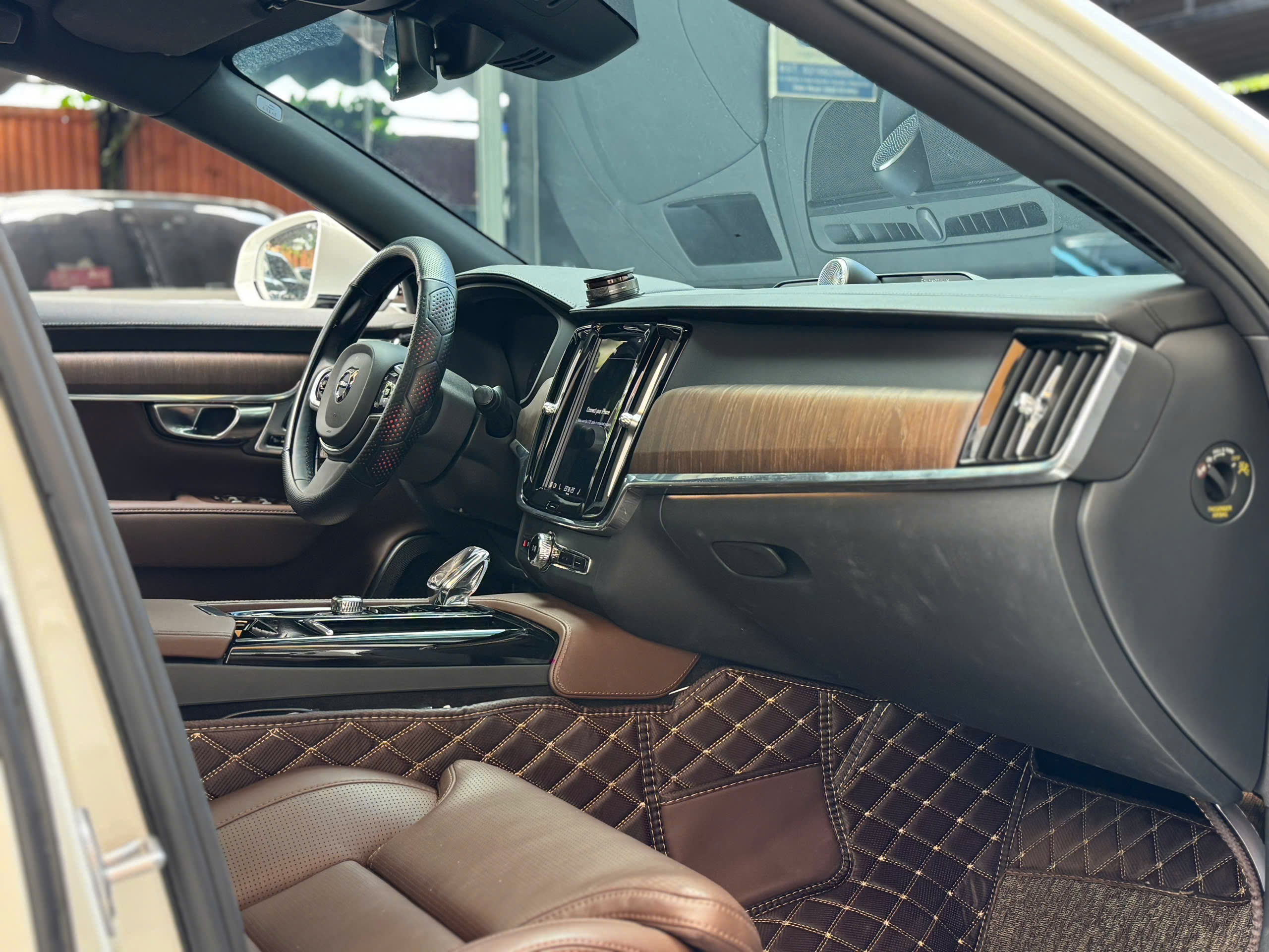 Cần bán Volvo S90 T8 AWD năm sản xuất 2025, màu trắng, nhập khẩu nguyên chiếc, 2.43 tỉ