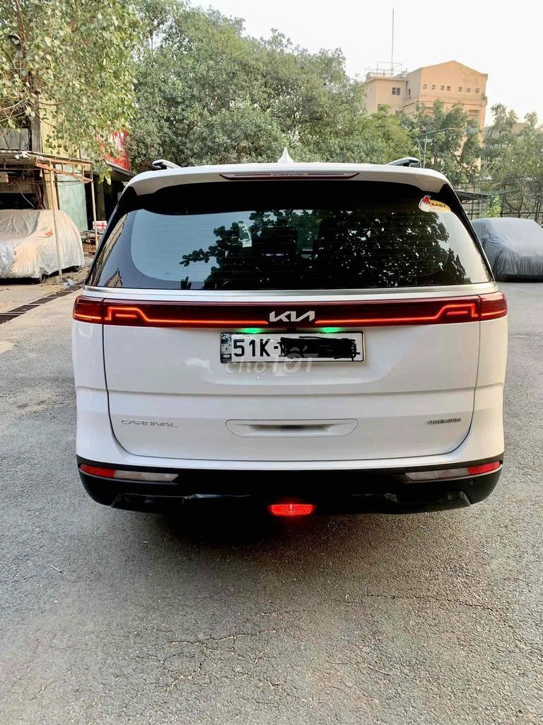 Kia Carnival màu trắng, xe gia đình 8 chỗ rộng rãi, phù hợp gia đình.