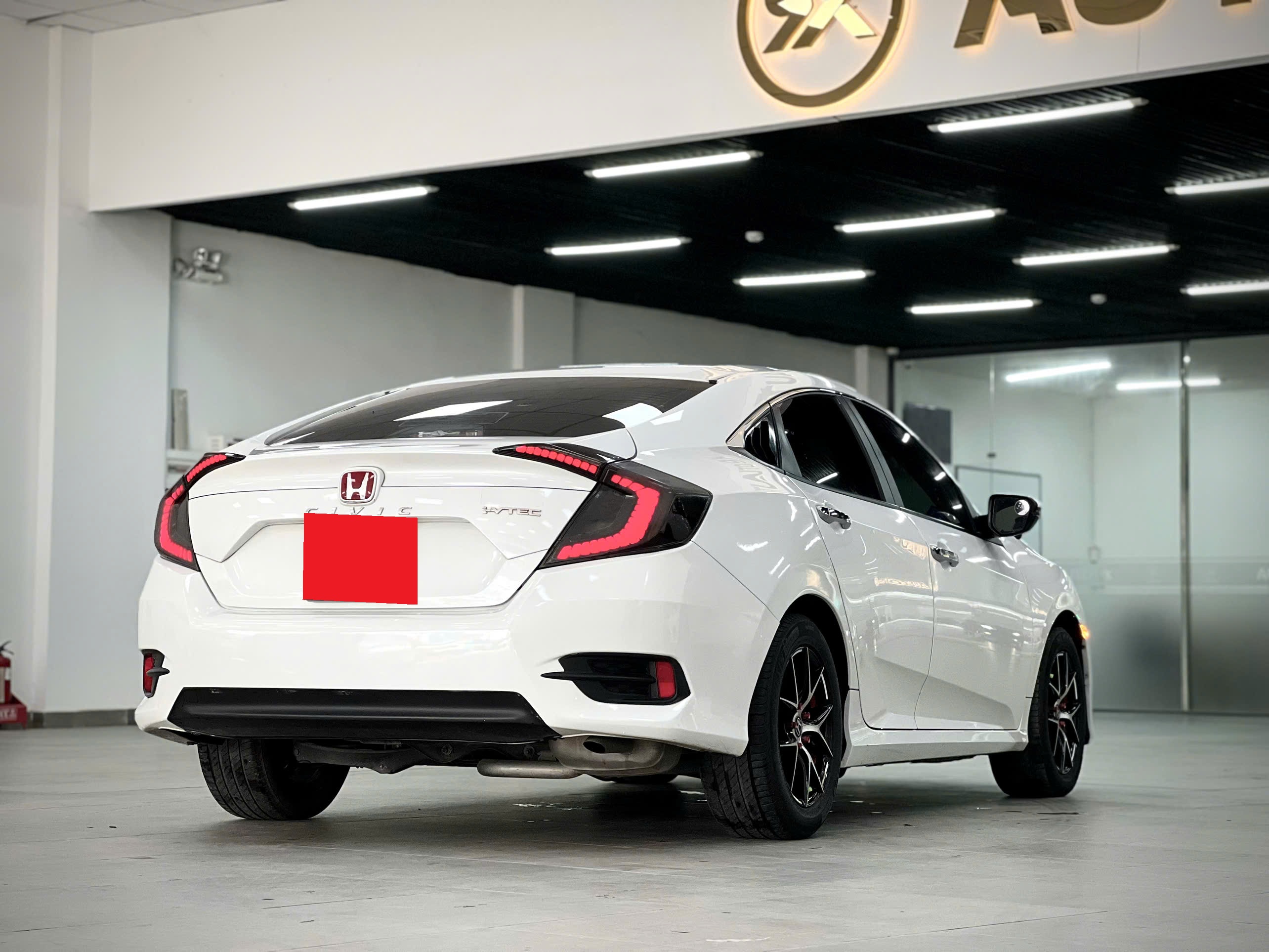 Bán xe Honda Civic 1.8G sản xuất 2021, màu trắng, nhập khẩu nguyên chiếc