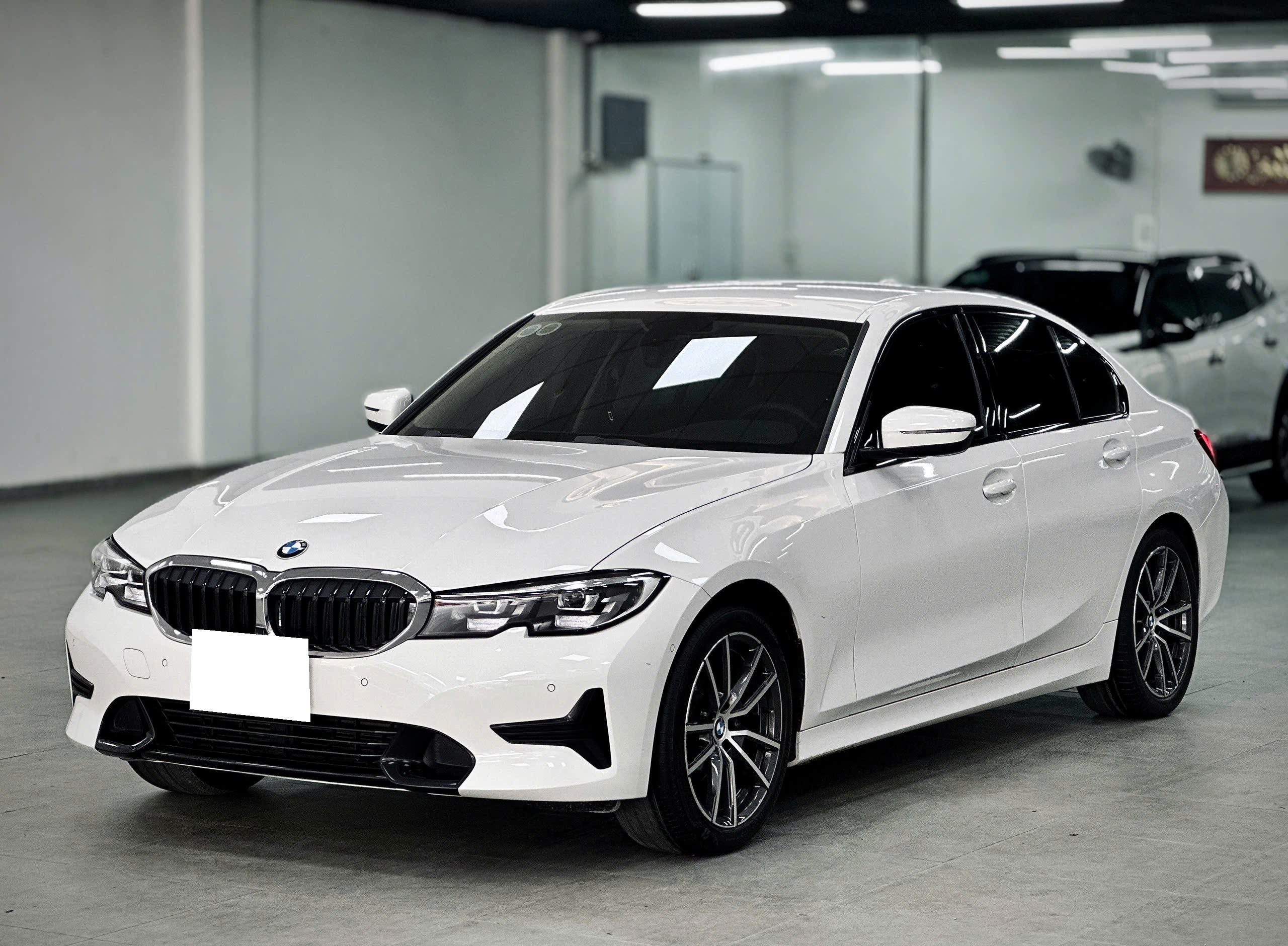 Bán BMW 3 Series 320i Sport Line sản xuất năm 2022, màu trắng, giá tốt