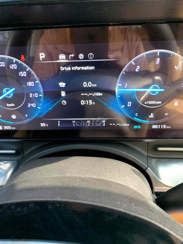 Kia Carnival màu trắng, xe gia đình 8 chỗ rộng rãi, phù hợp gia đình.