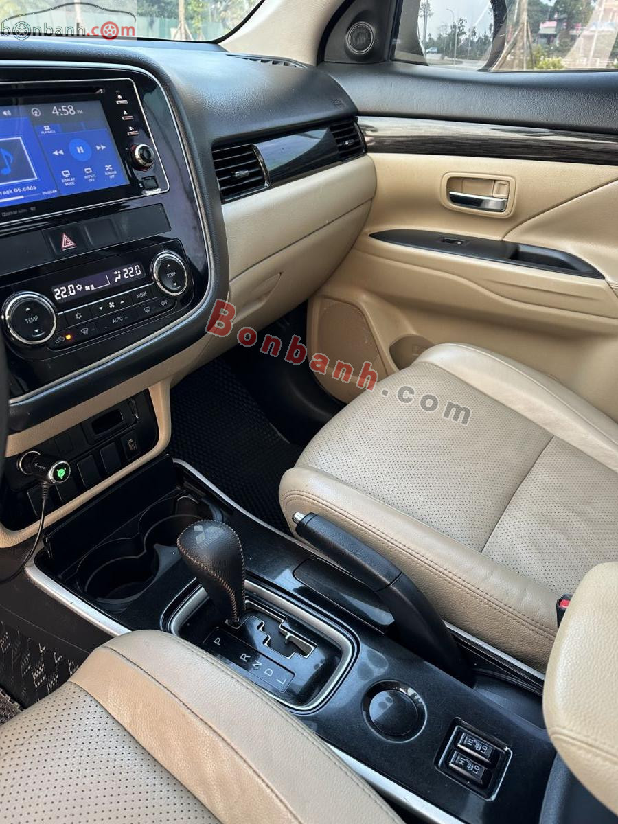 Bán ô tô Mitsubishi Outlander 2.0 CVT Premium - 2018 - xe cũ