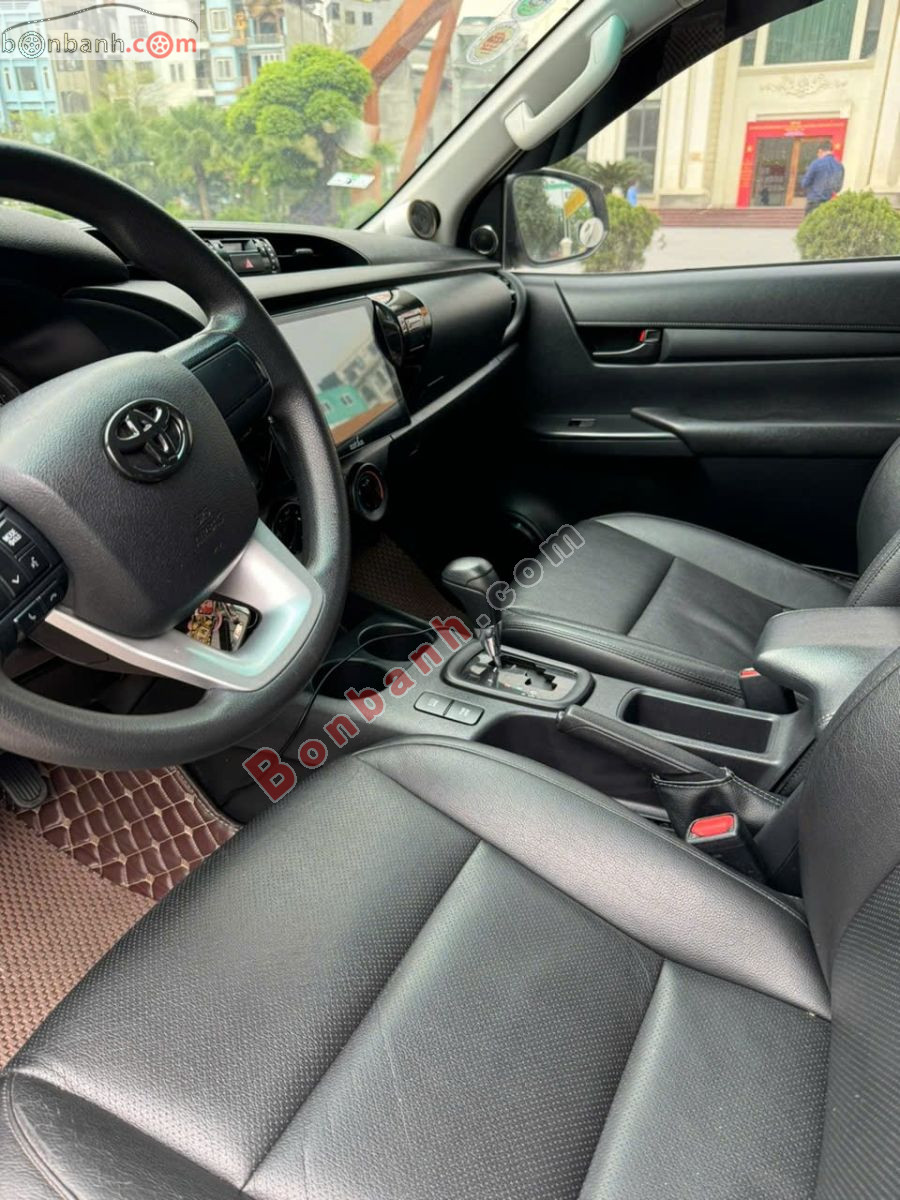 Bán ô tô Toyota Hilux 2.4E 4x2 AT - 2018 - xe cũ
