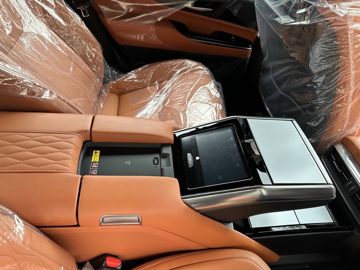 Em đang có suất Lexus LX600 VIP sản xuất năm 2026 Đen nt Nâu nhập mới 100%.