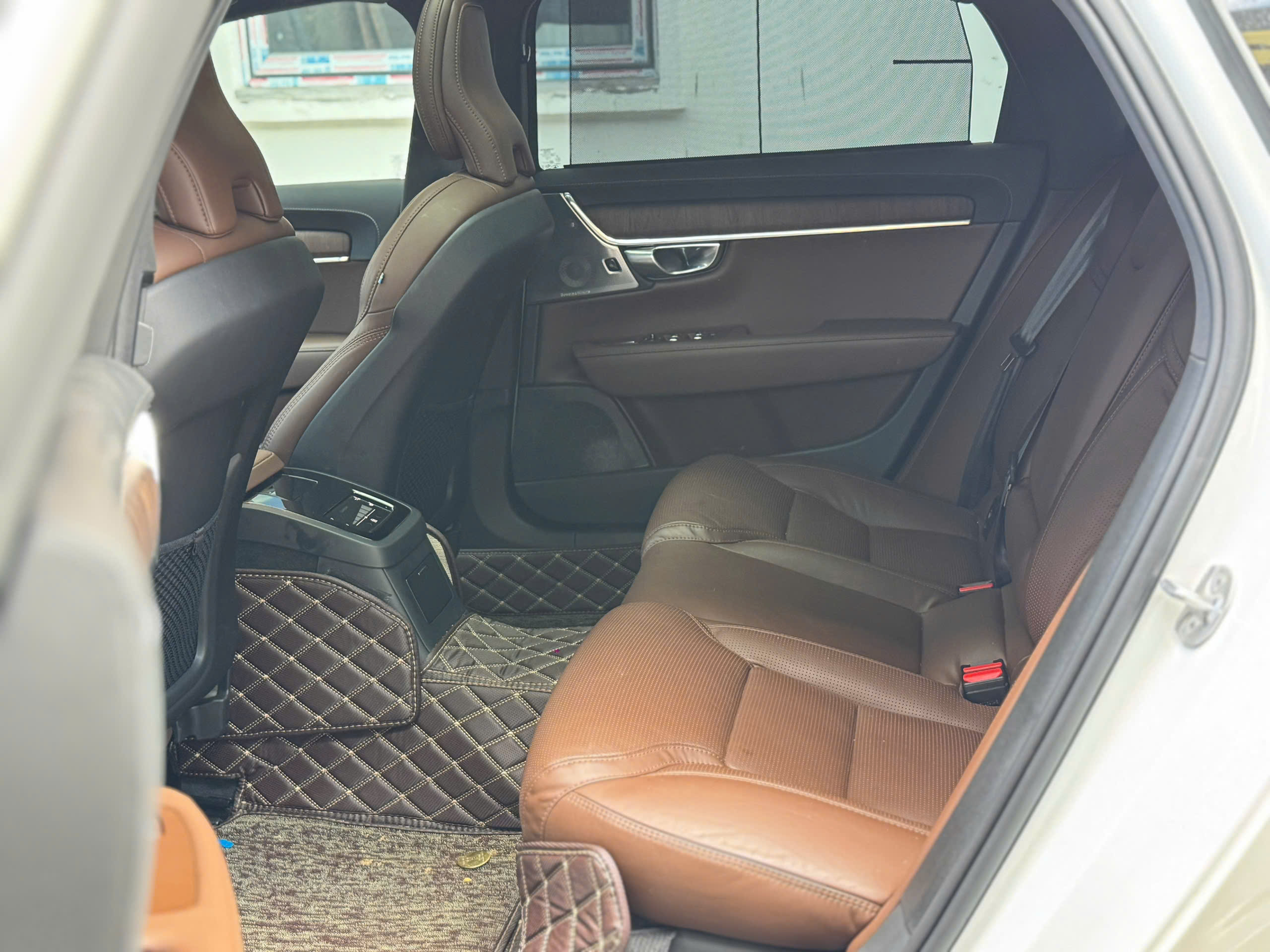 Cần bán Volvo S90 T8 AWD năm sản xuất 2025, màu trắng, nhập khẩu nguyên chiếc, 2.43 tỉ