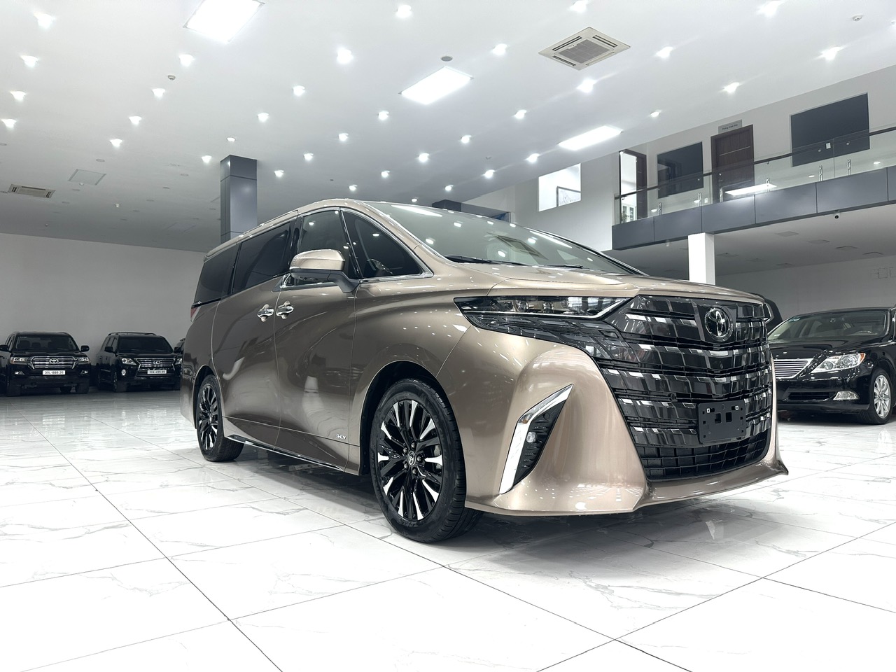 Toyota Alphard HEV Màu Đồng Xe Năm 2026 Mới 100%