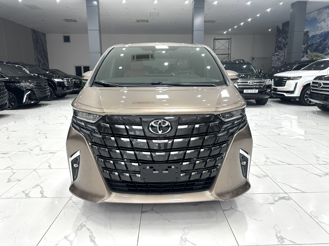Toyota Alphard HEV Màu Đồng Xe Năm 2026 Mới 100%