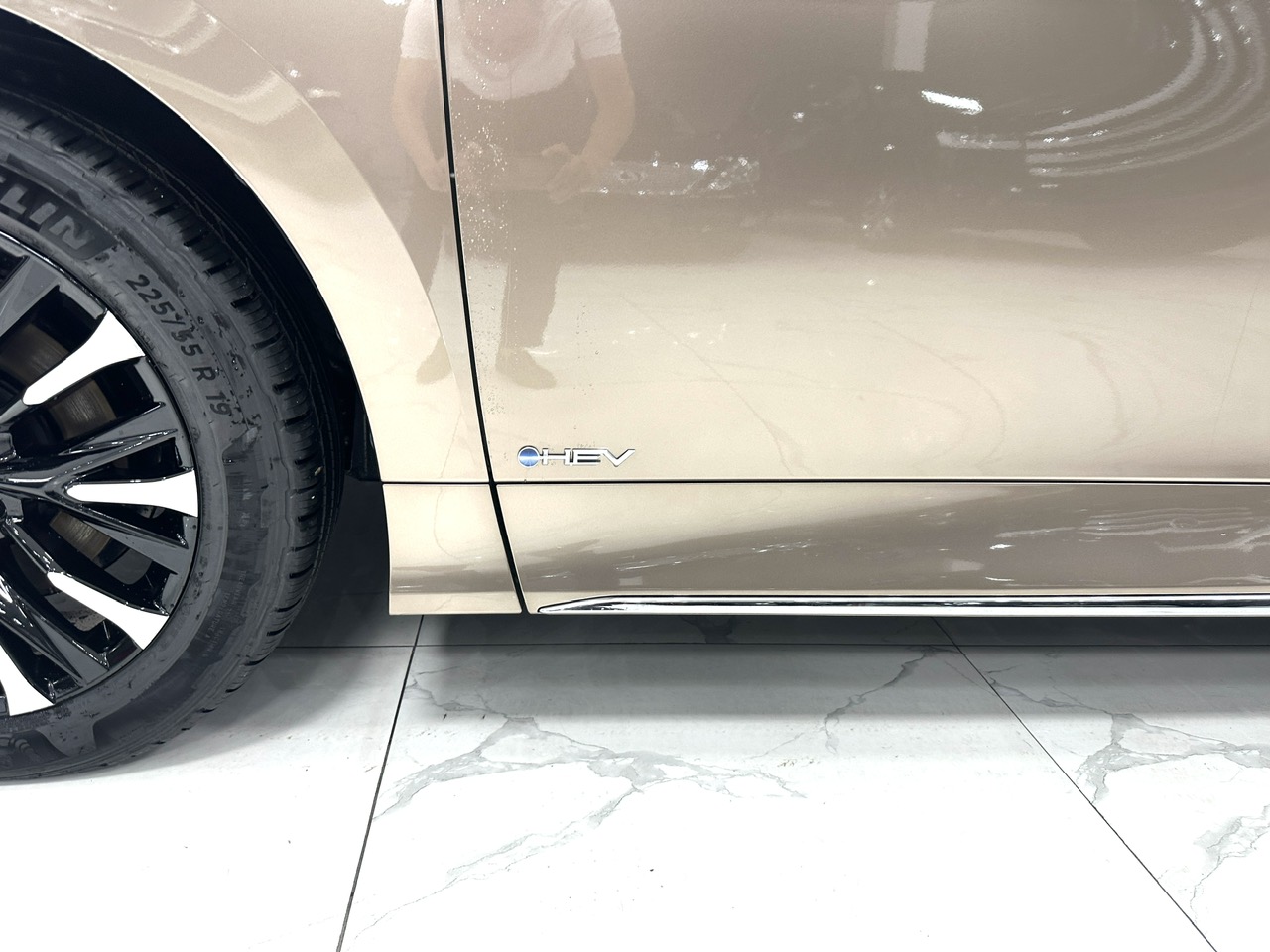 Toyota Alphard HEV Màu Đồng Xe Năm 2026 Mới 100%