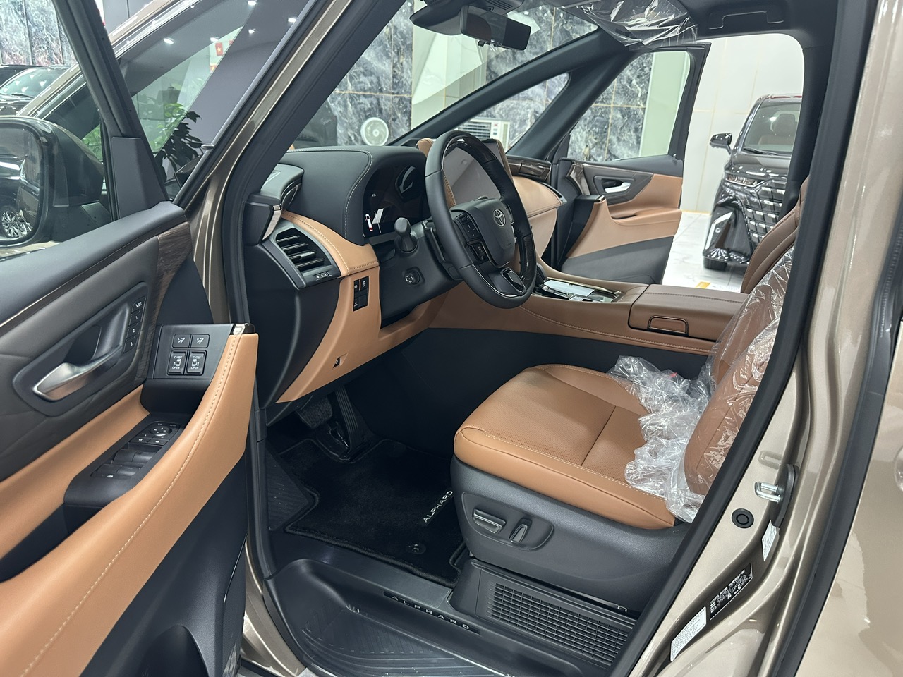 Toyota Alphard HEV Màu Đồng Xe Năm 2026 Mới 100%