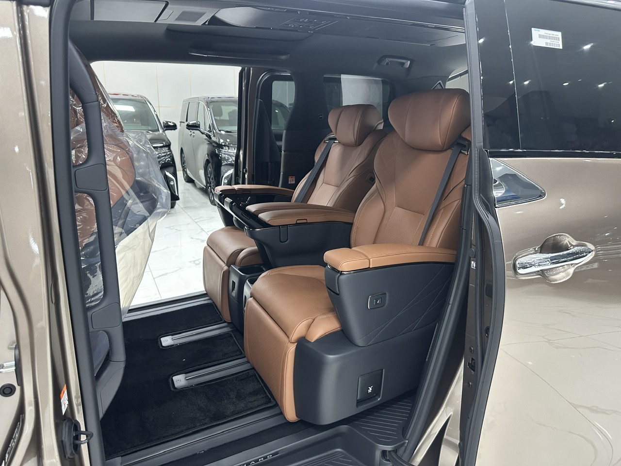 Toyota Alphard HEV Màu Đồng Xe Năm 2026 Mới 100%