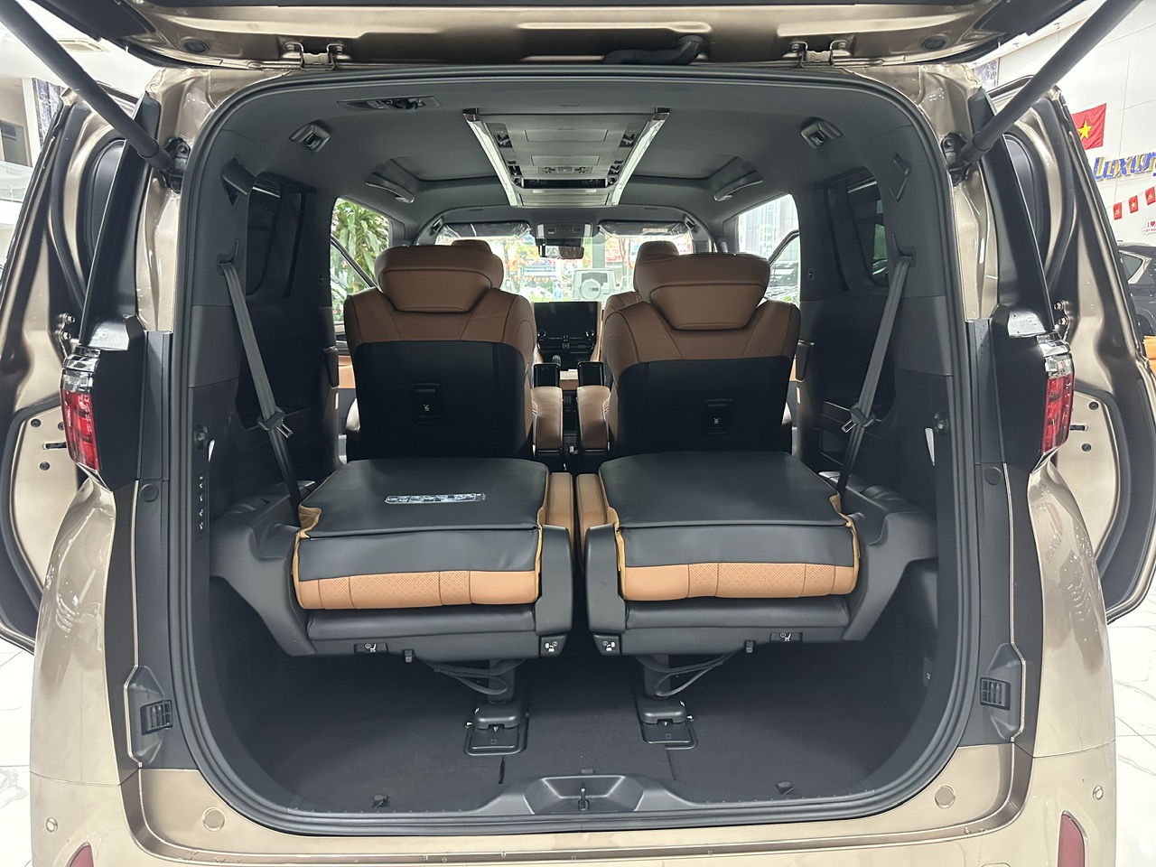 Toyota Alphard HEV Màu Đồng Xe Năm 2026 Mới 100%