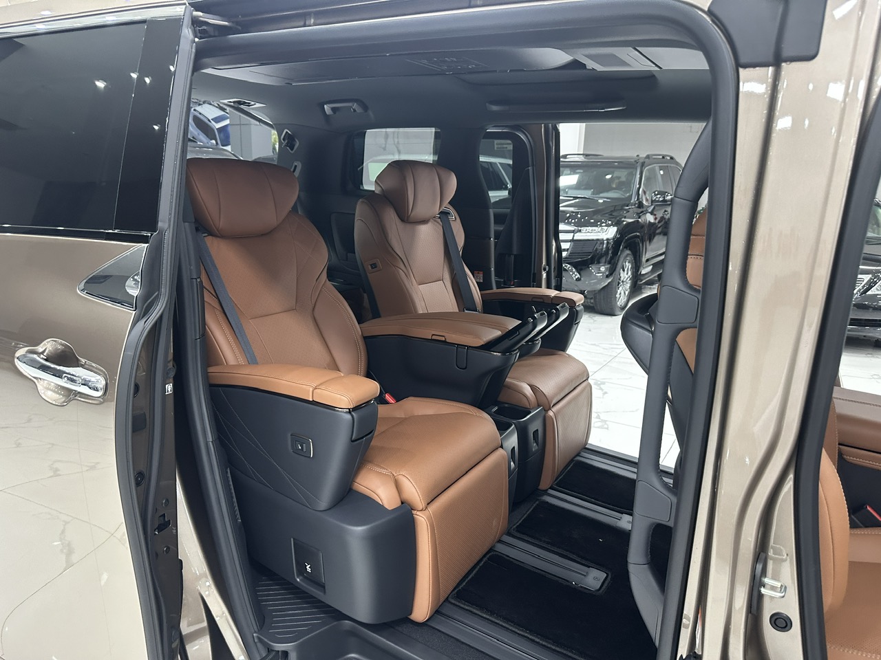 Toyota Alphard HEV Màu Đồng Xe Năm 2026 Mới 100%