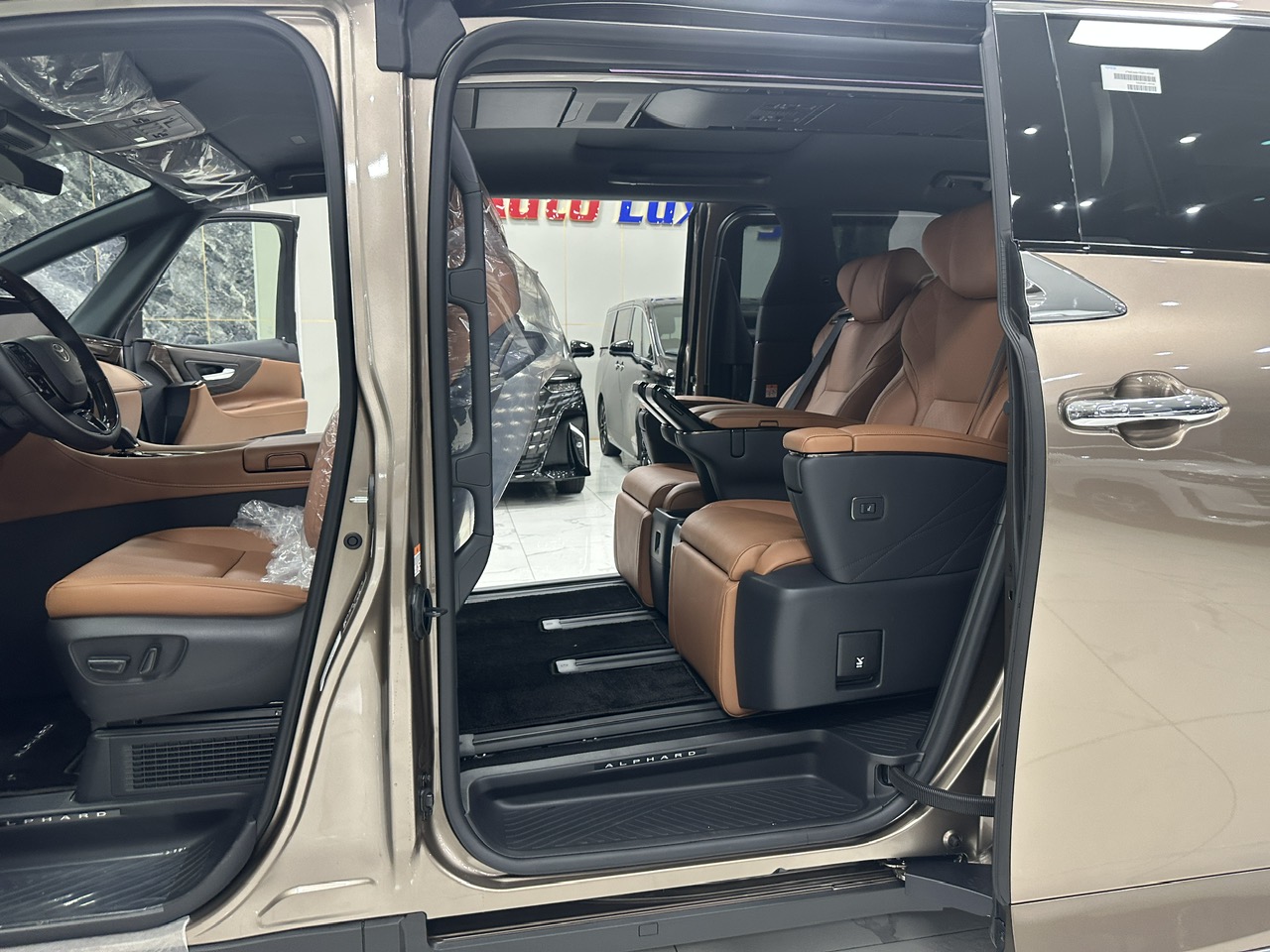 Toyota Alphard HEV Màu Đồng Xe Năm 2026 Mới 100%