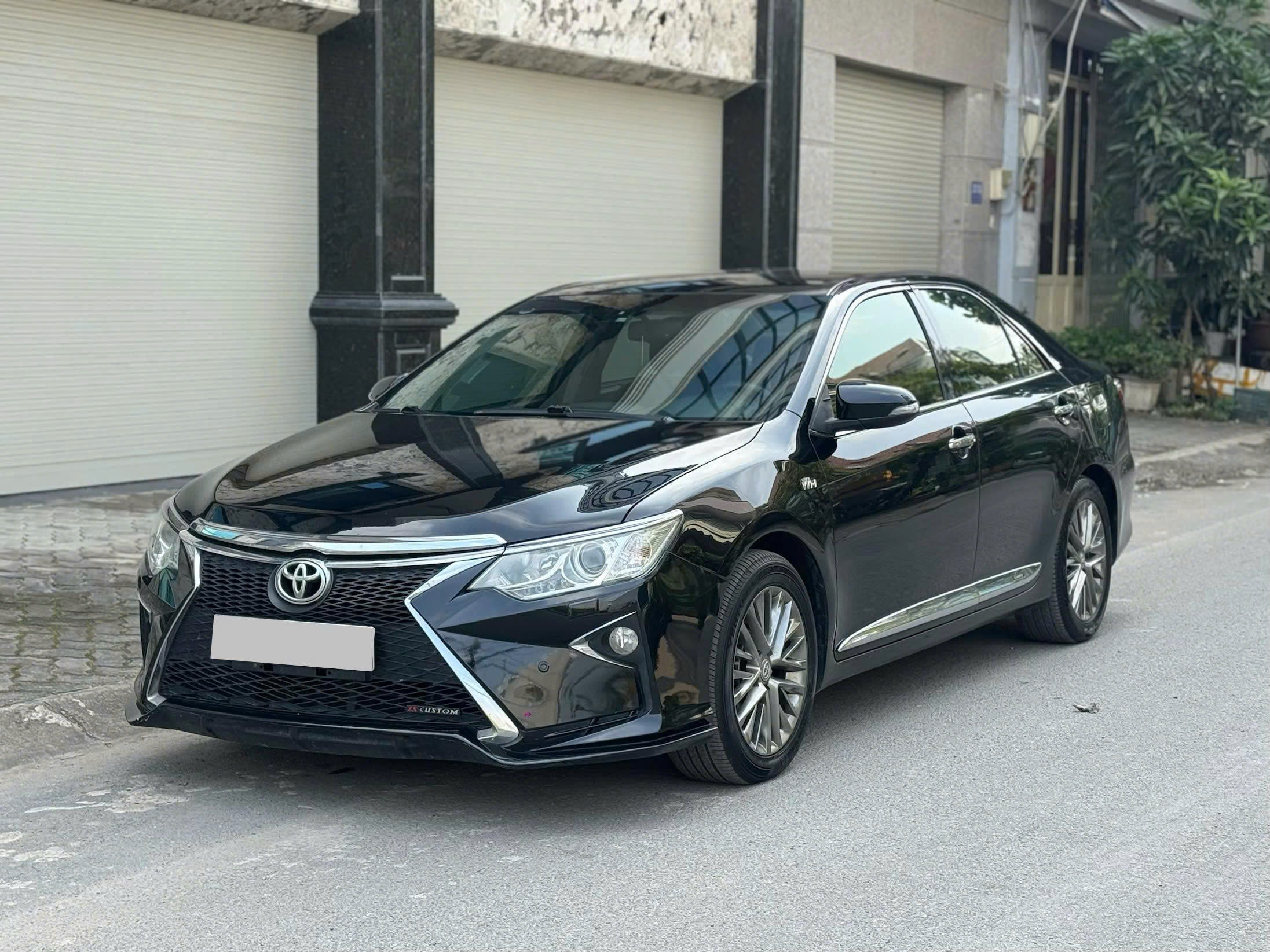 Cần bán Toyota Camry 2.5Q năm 2017, màu đen, giá tốt