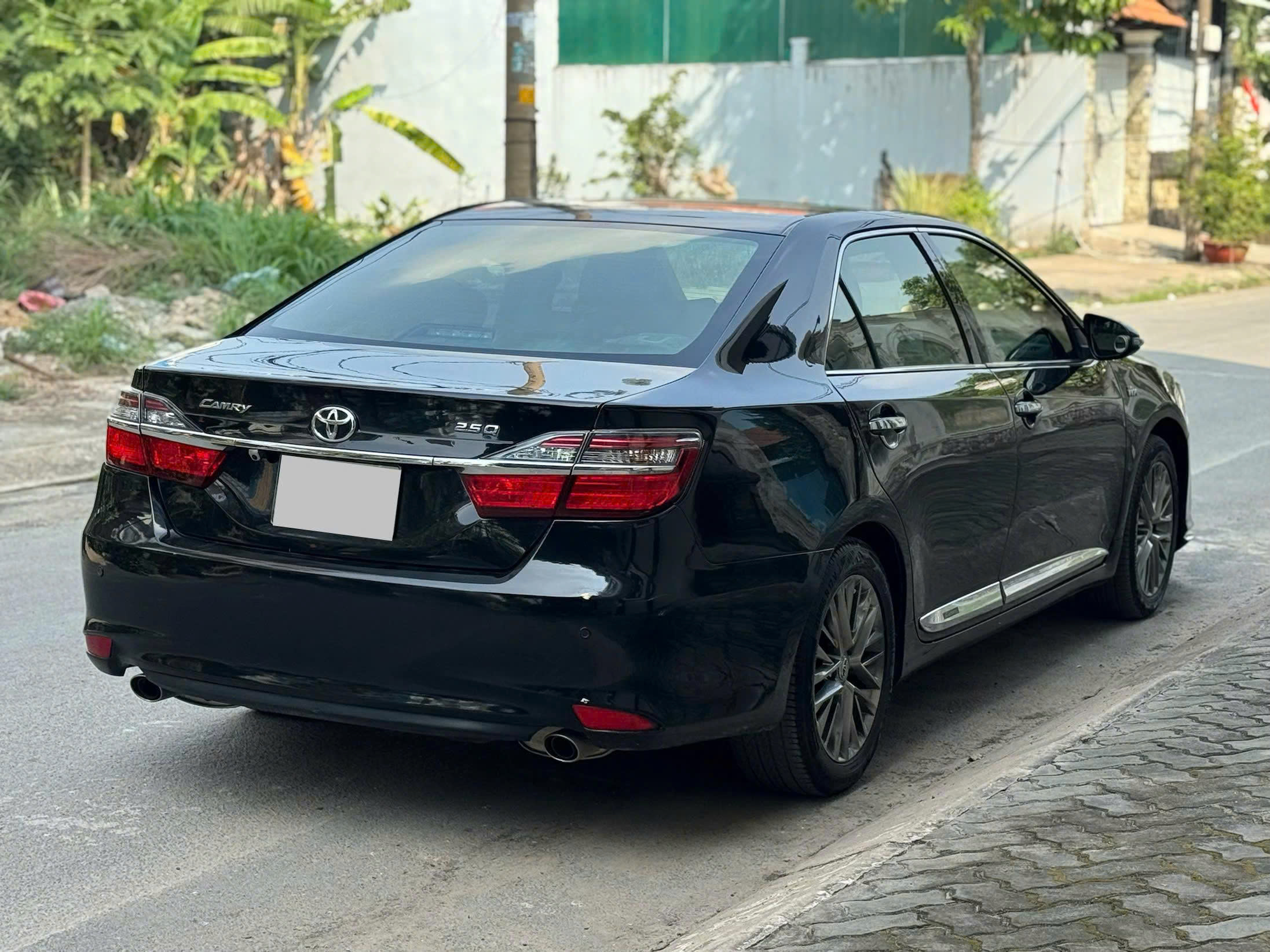 Cần bán Toyota Camry 2.5Q năm 2017, màu đen, giá tốt
