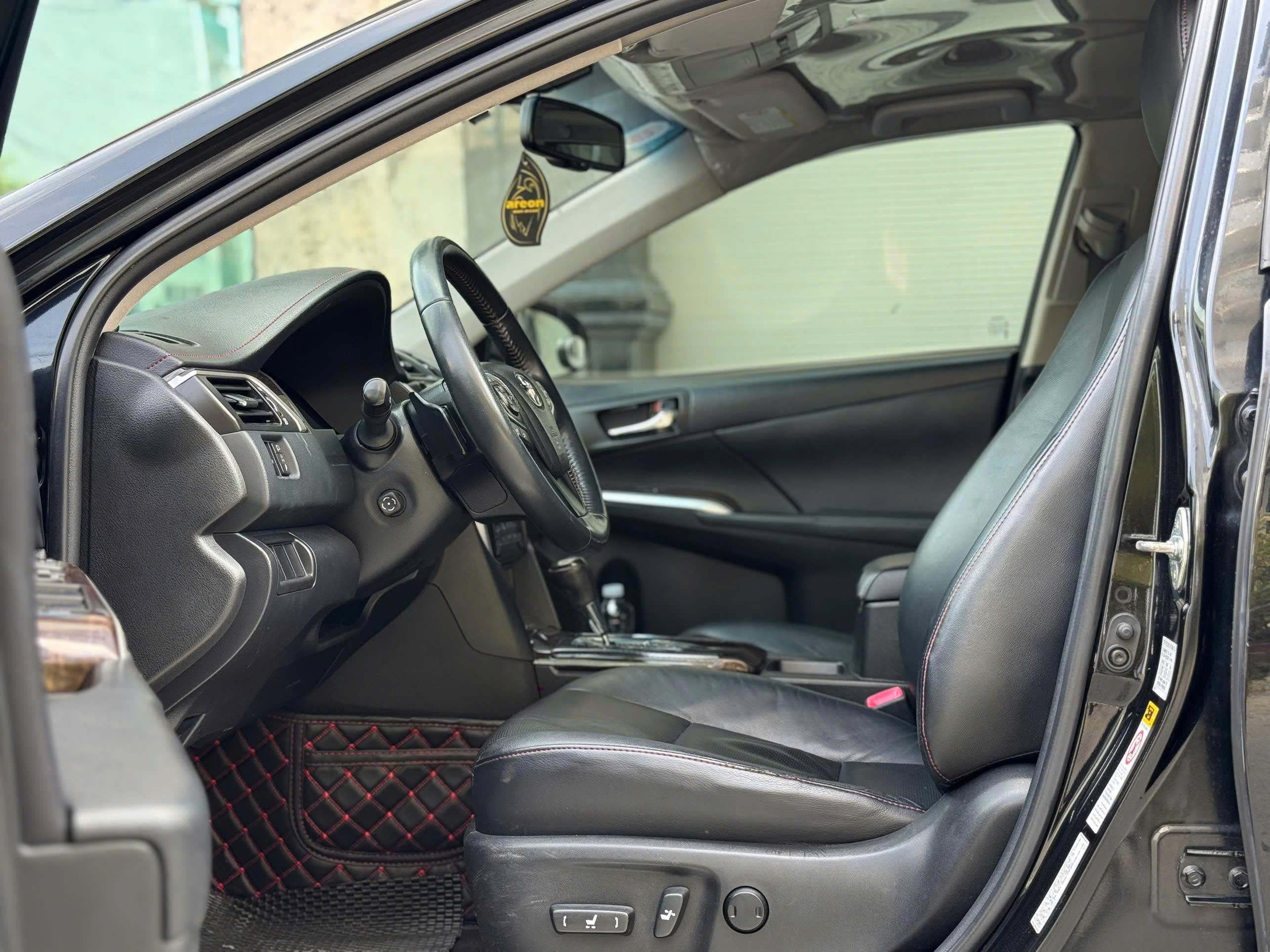 Cần bán Toyota Camry 2.5Q năm 2017, màu đen, giá tốt