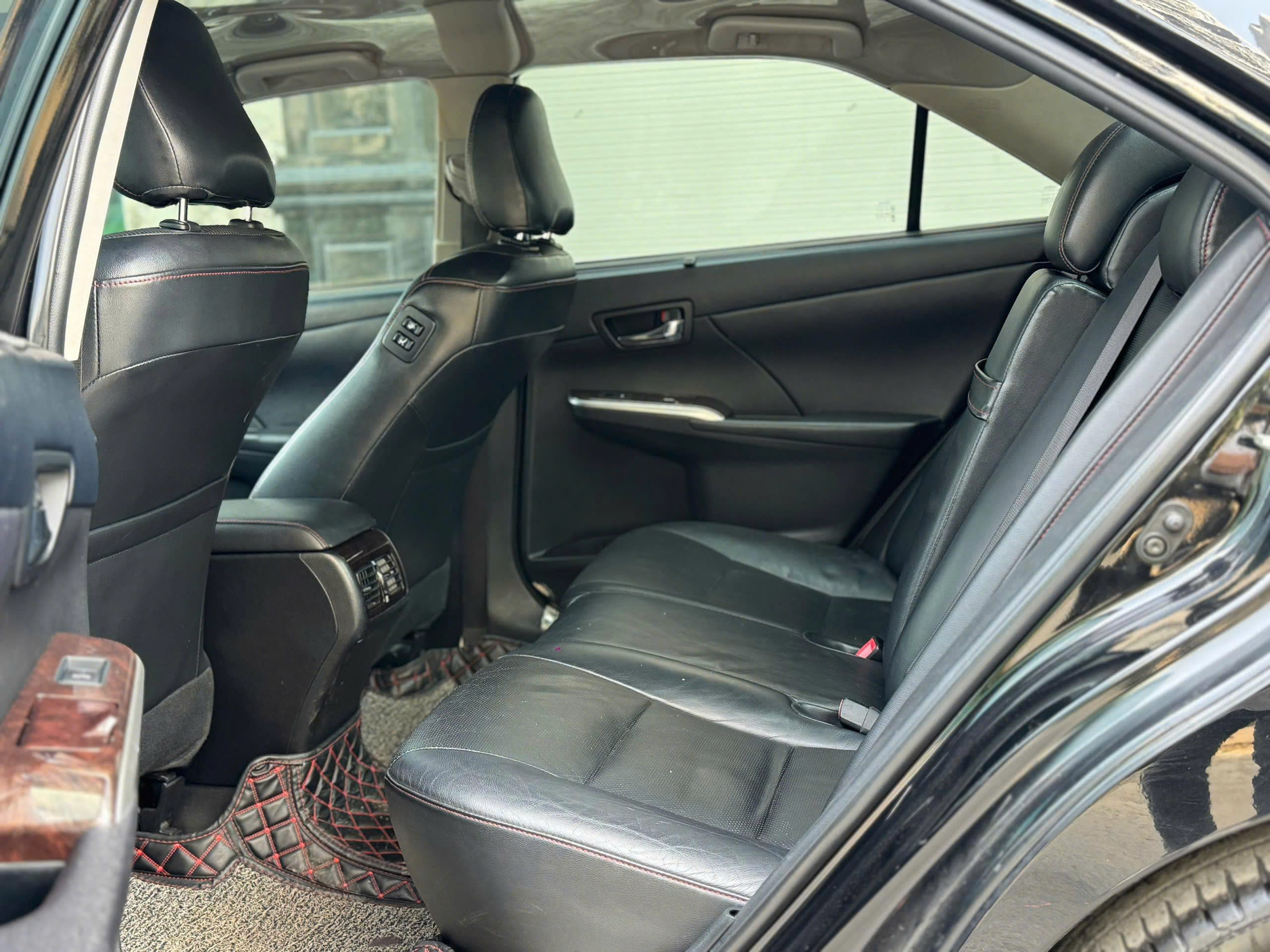 Cần bán Toyota Camry 2.5Q năm 2017, màu đen, giá tốt