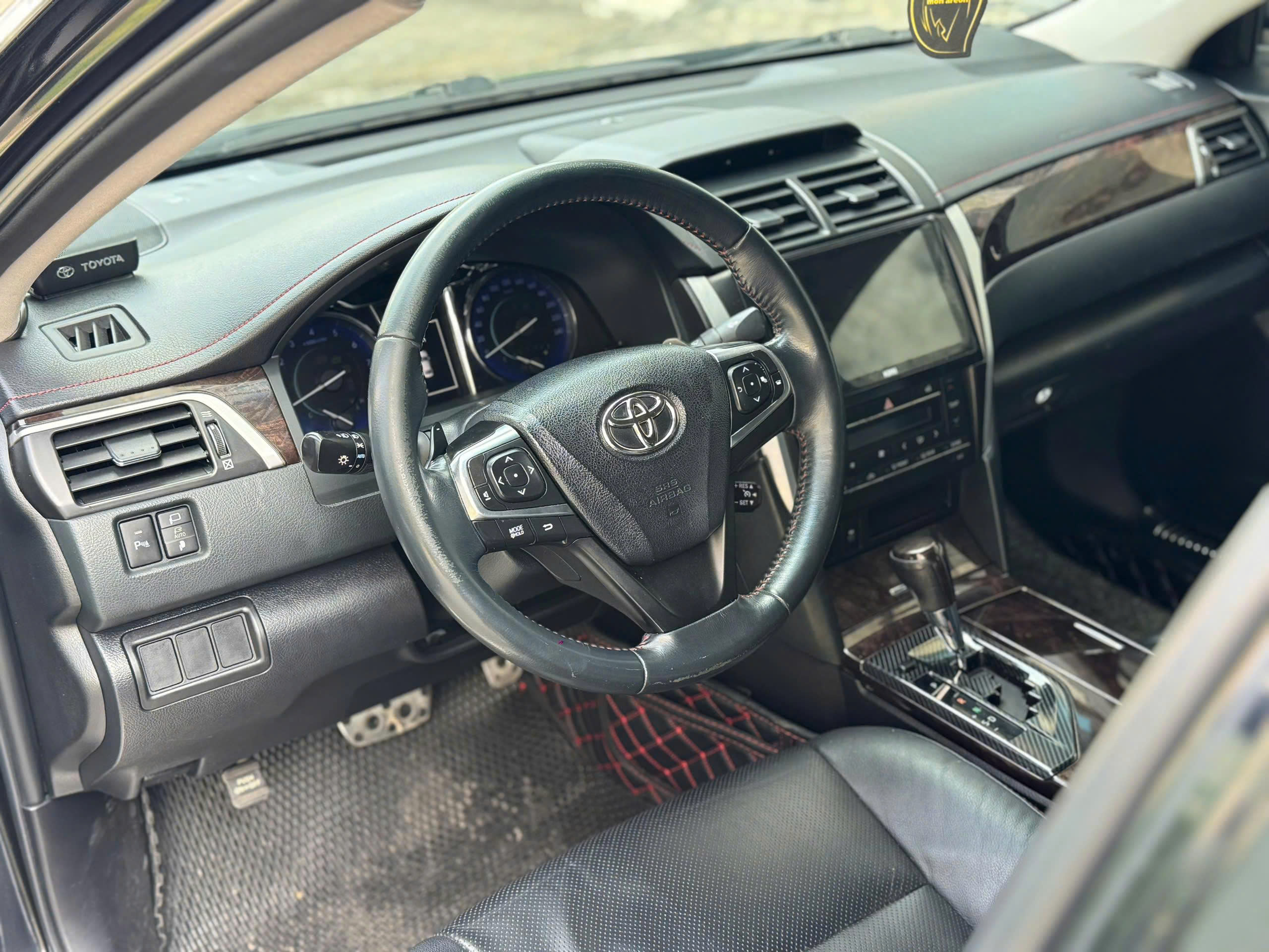 Cần bán Toyota Camry 2.5Q năm 2017, màu đen, giá tốt