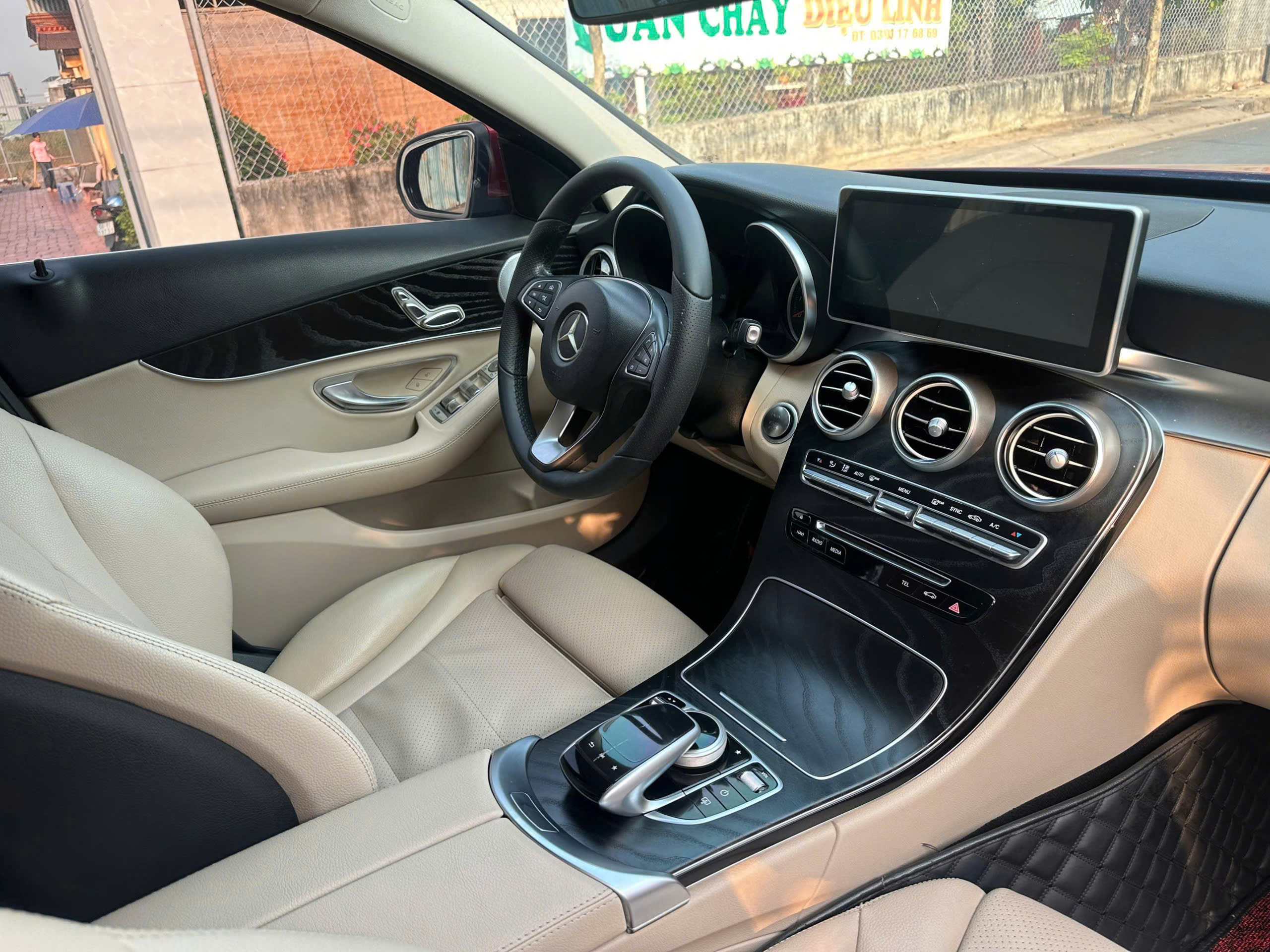 Cần bán Mercedes-Benz C class C200 sản xuất 2019, màu đỏ giá cạnh tranh