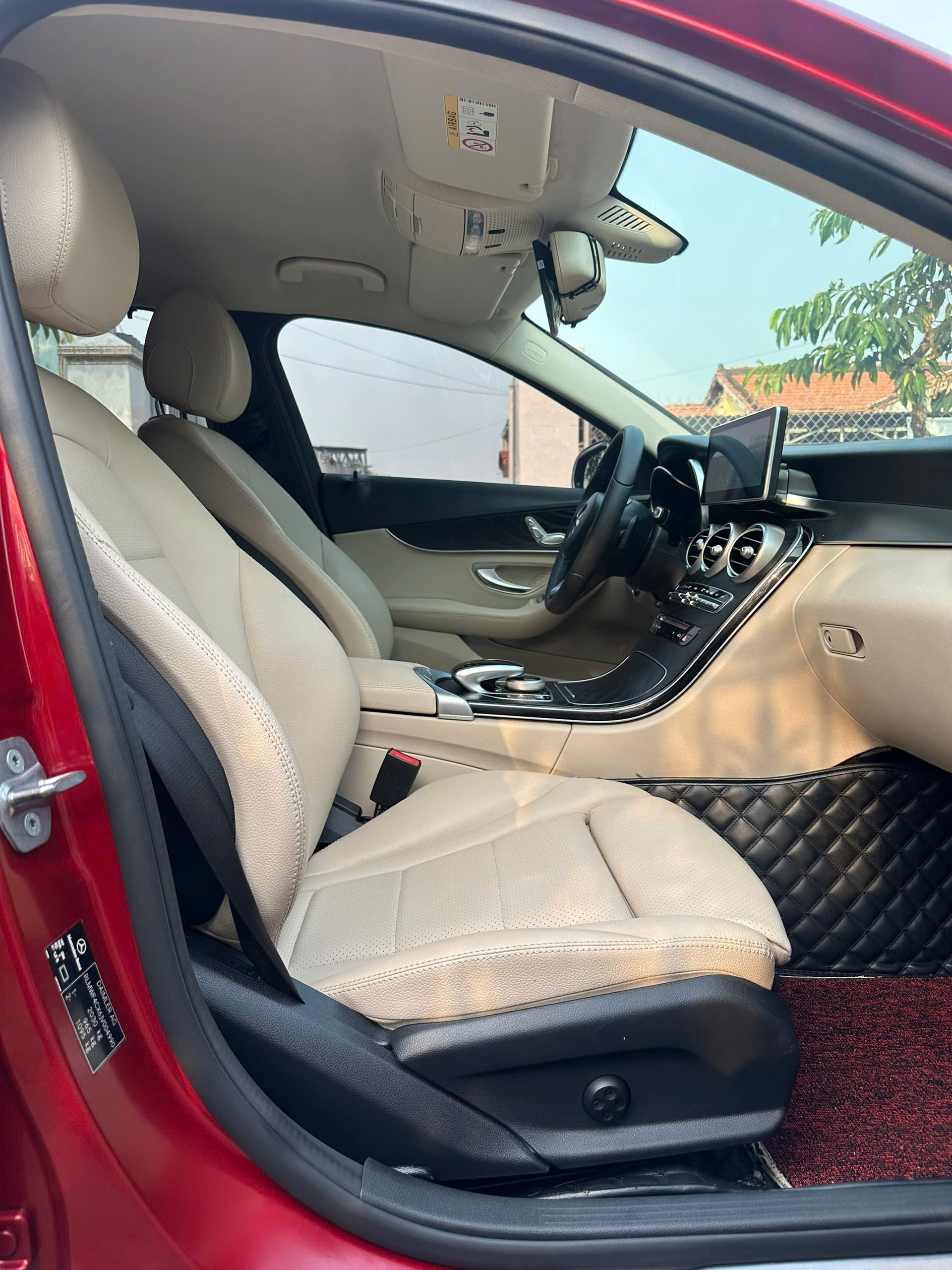 Cần bán Mercedes-Benz C class C200 sản xuất 2019, màu đỏ giá cạnh tranh