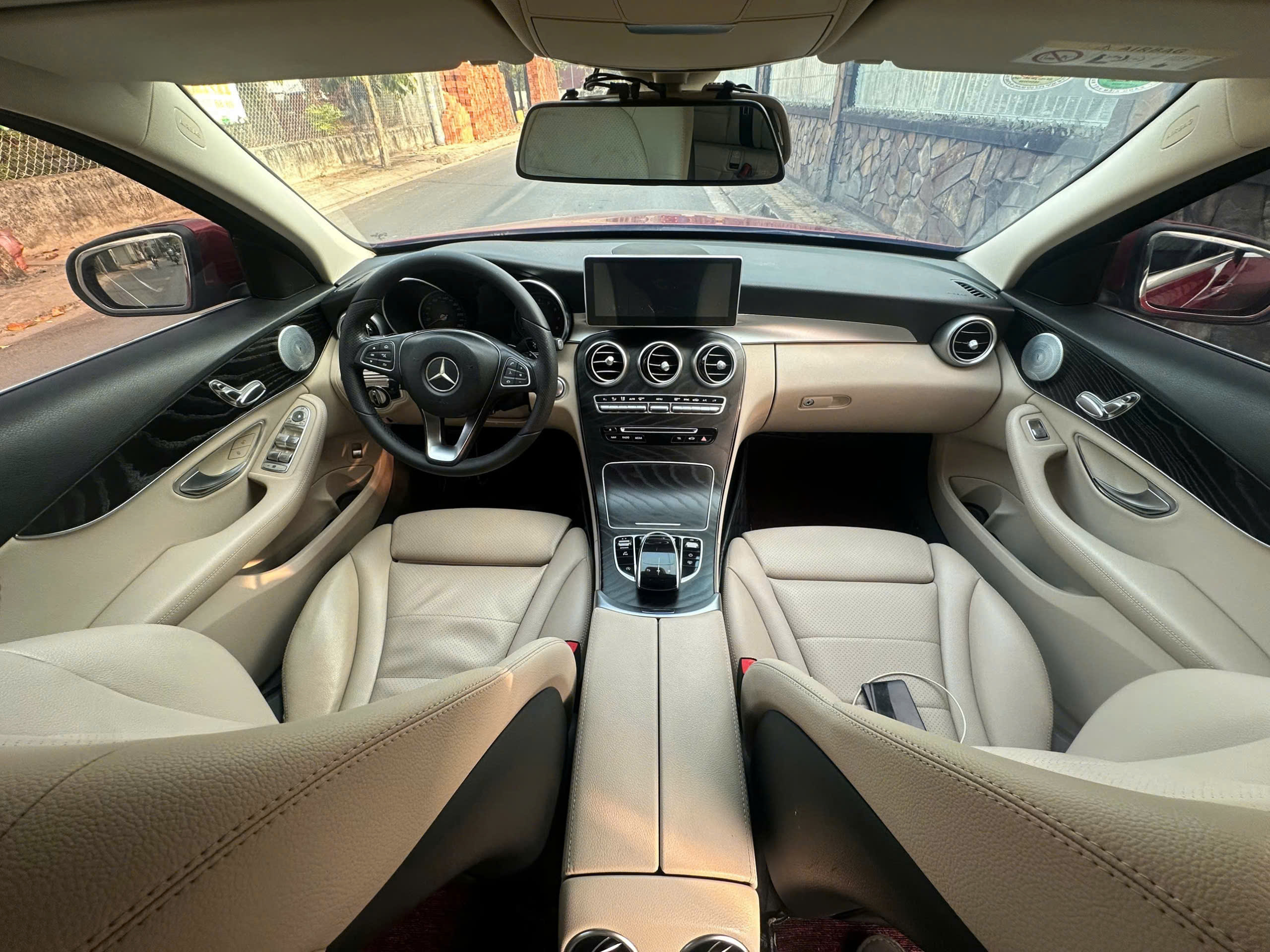 Cần bán Mercedes-Benz C class C200 sản xuất 2019, màu đỏ giá cạnh tranh