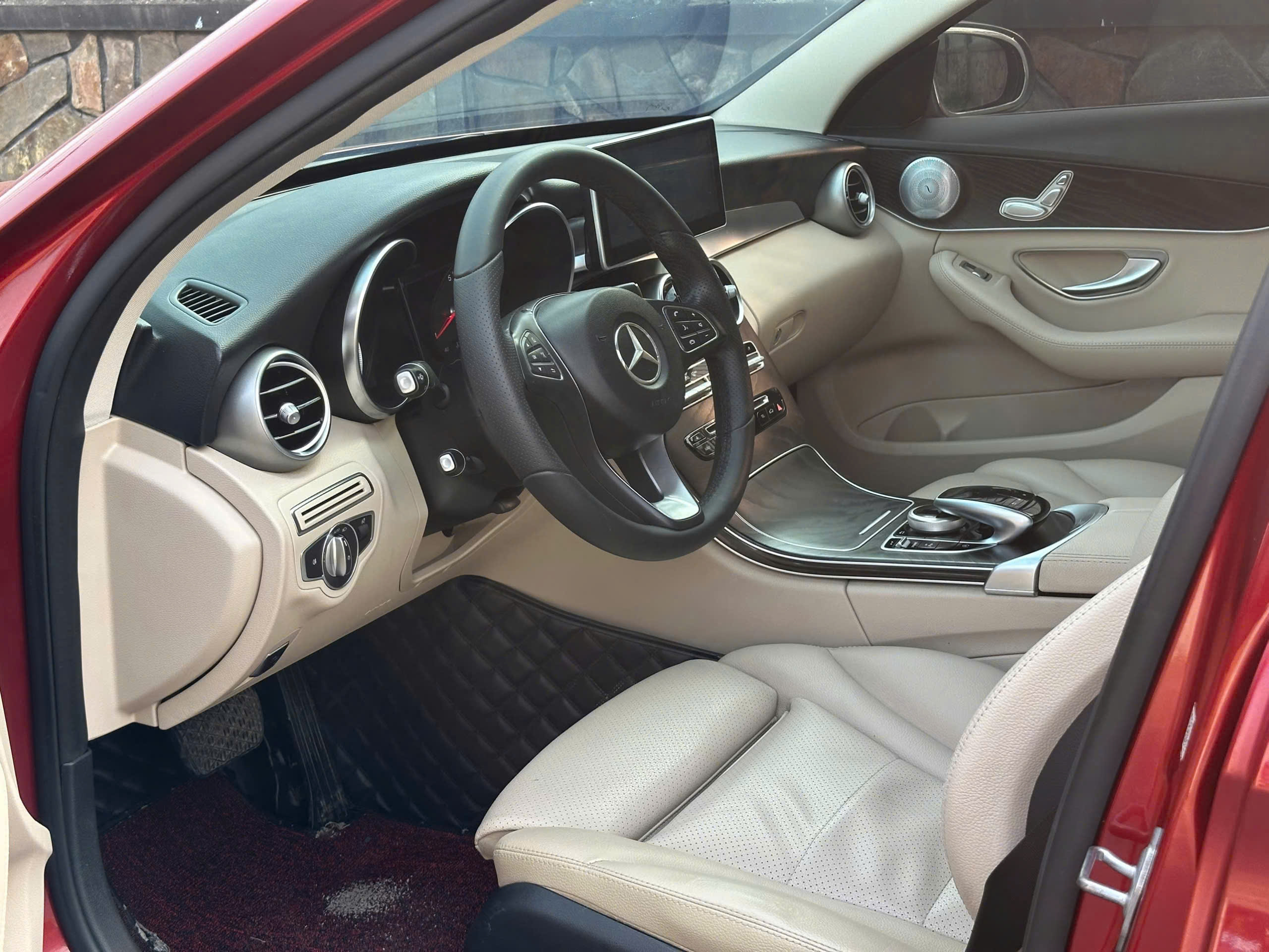 Cần bán Mercedes-Benz C class C200 sản xuất 2019, màu đỏ giá cạnh tranh