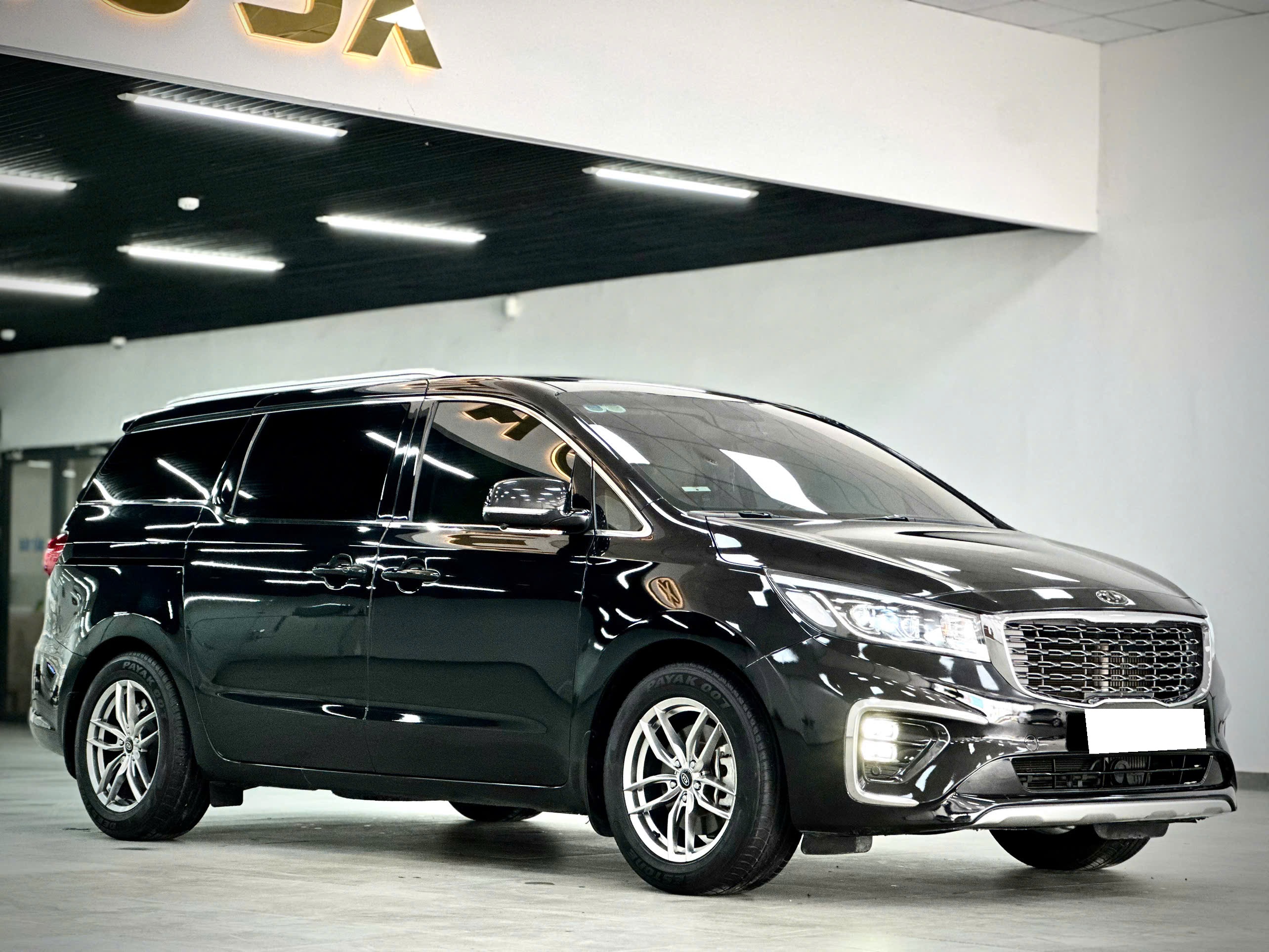 Bán xe Kia Sedona 2.2 DAT Luxury sản xuất năm 2020, màu đen