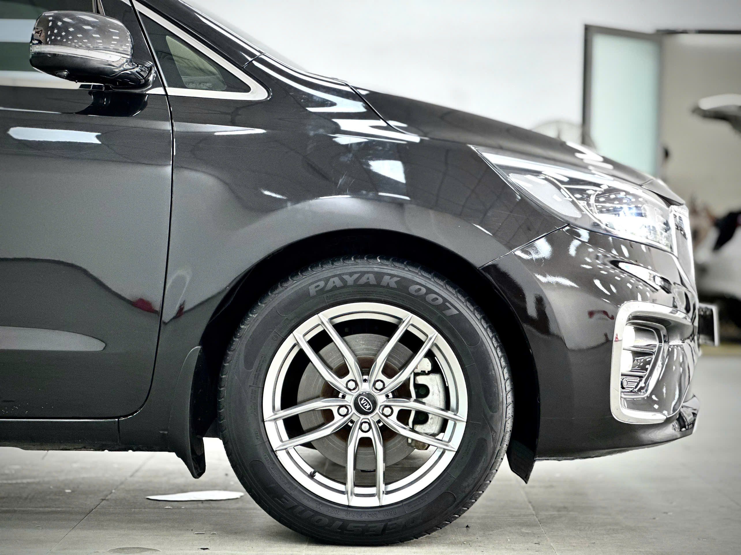 Bán xe Kia Sedona 2.2 DAT Luxury sản xuất năm 2020, màu đen