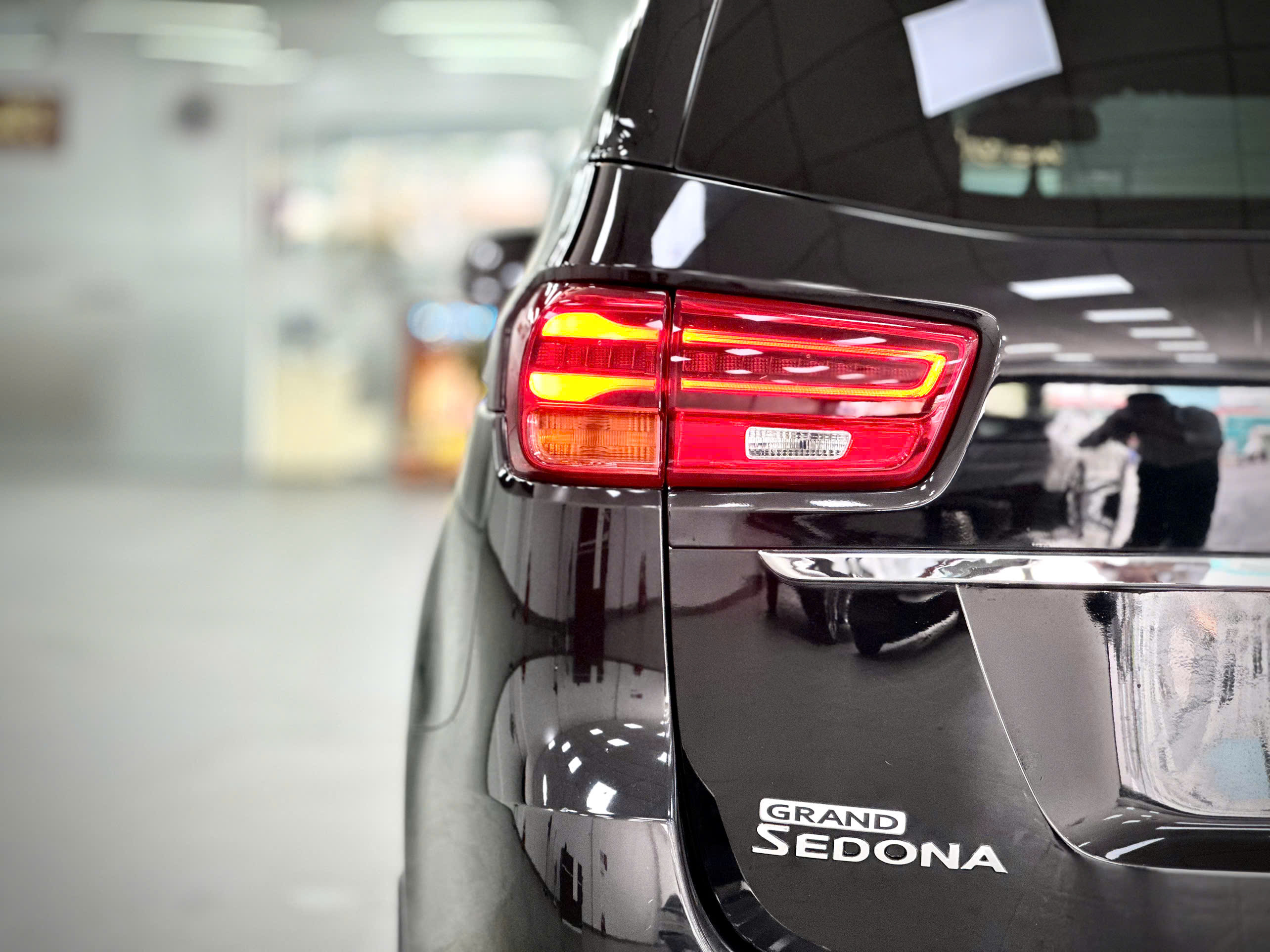 Bán xe Kia Sedona 2.2 DAT Luxury sản xuất năm 2020, màu đen