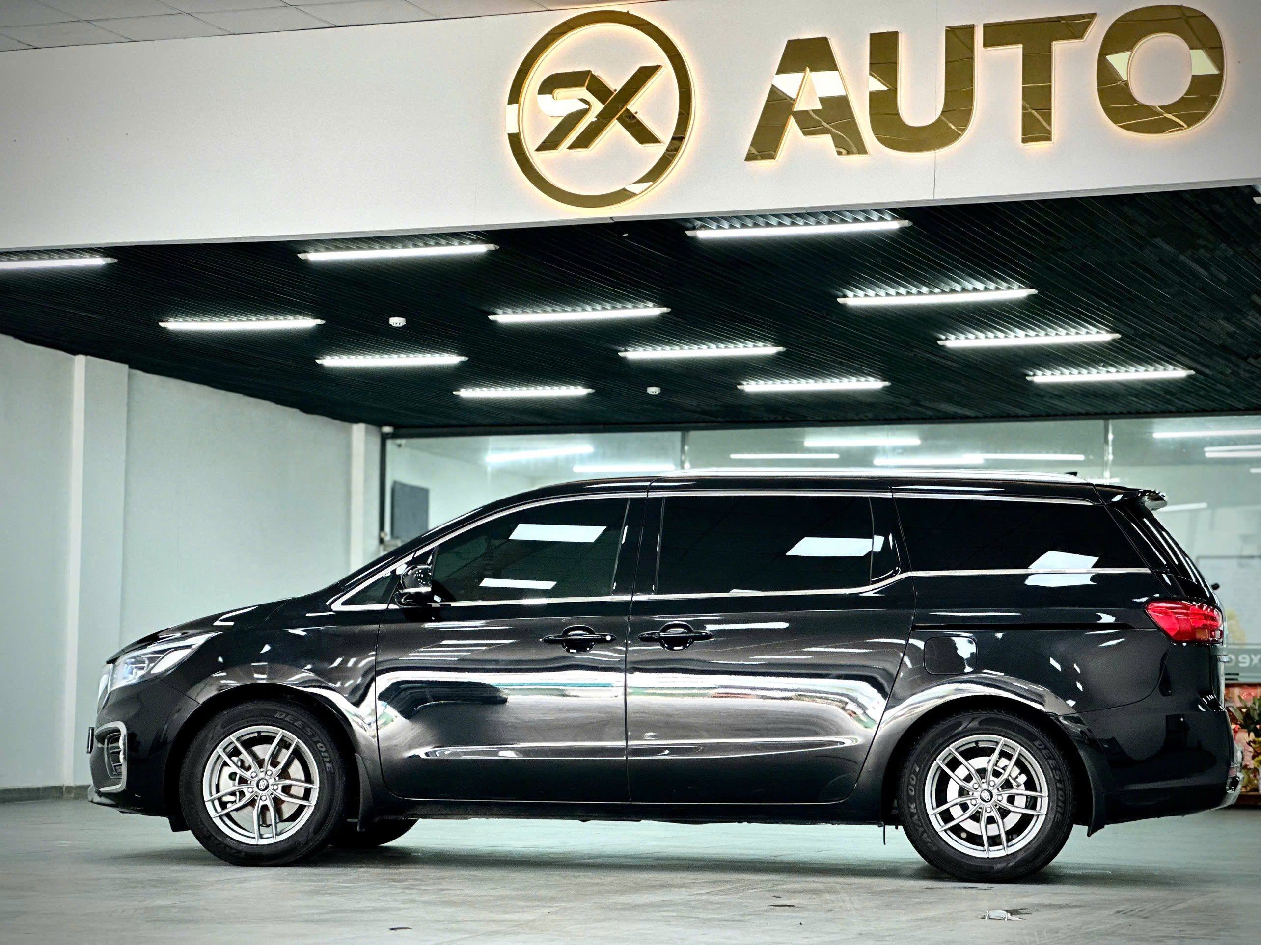 Bán xe Kia Sedona 2.2 DAT Luxury sản xuất năm 2020, màu đen