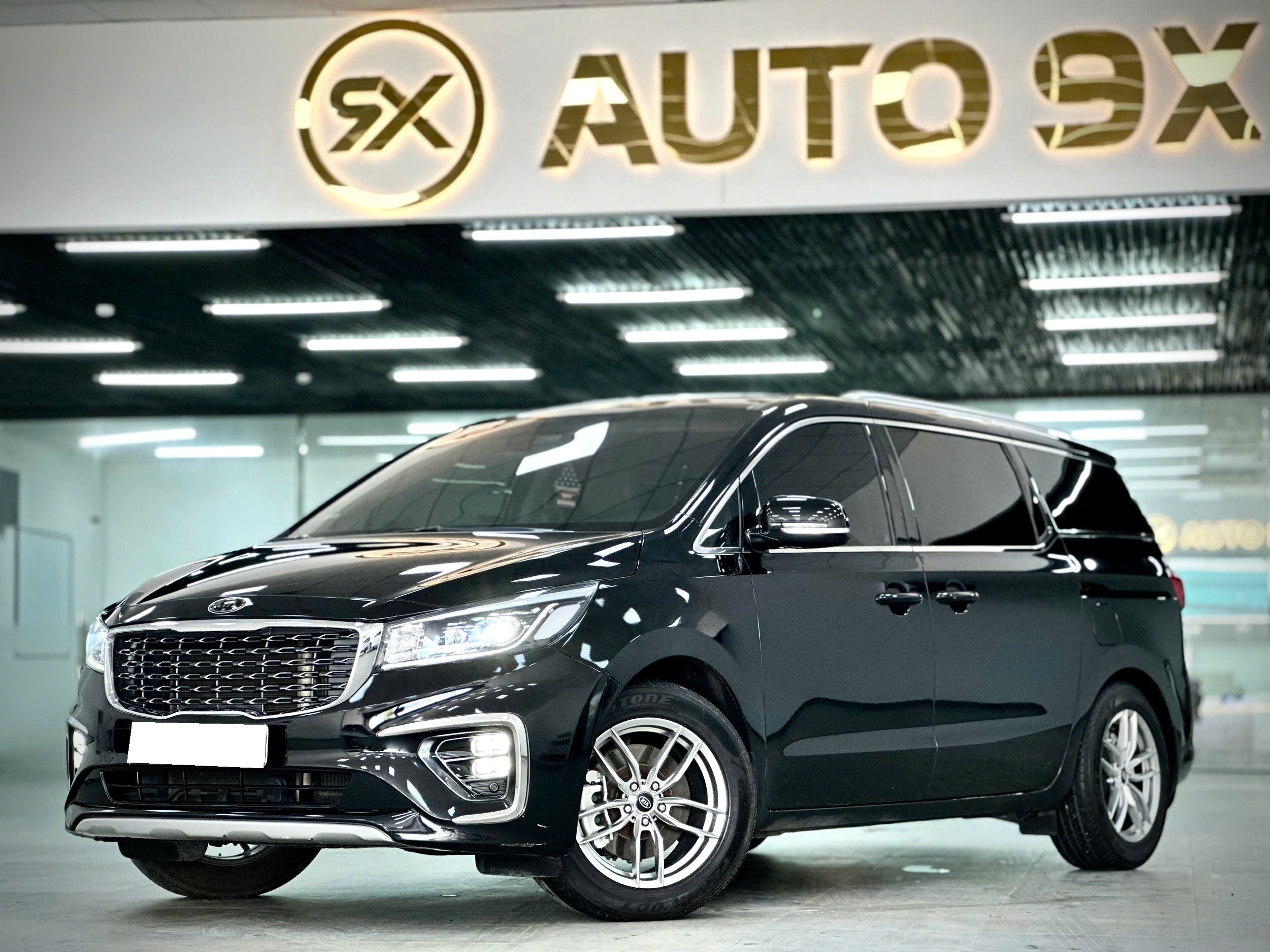 Bán xe Kia Sedona 2.2 DAT Luxury sản xuất năm 2020, màu đen