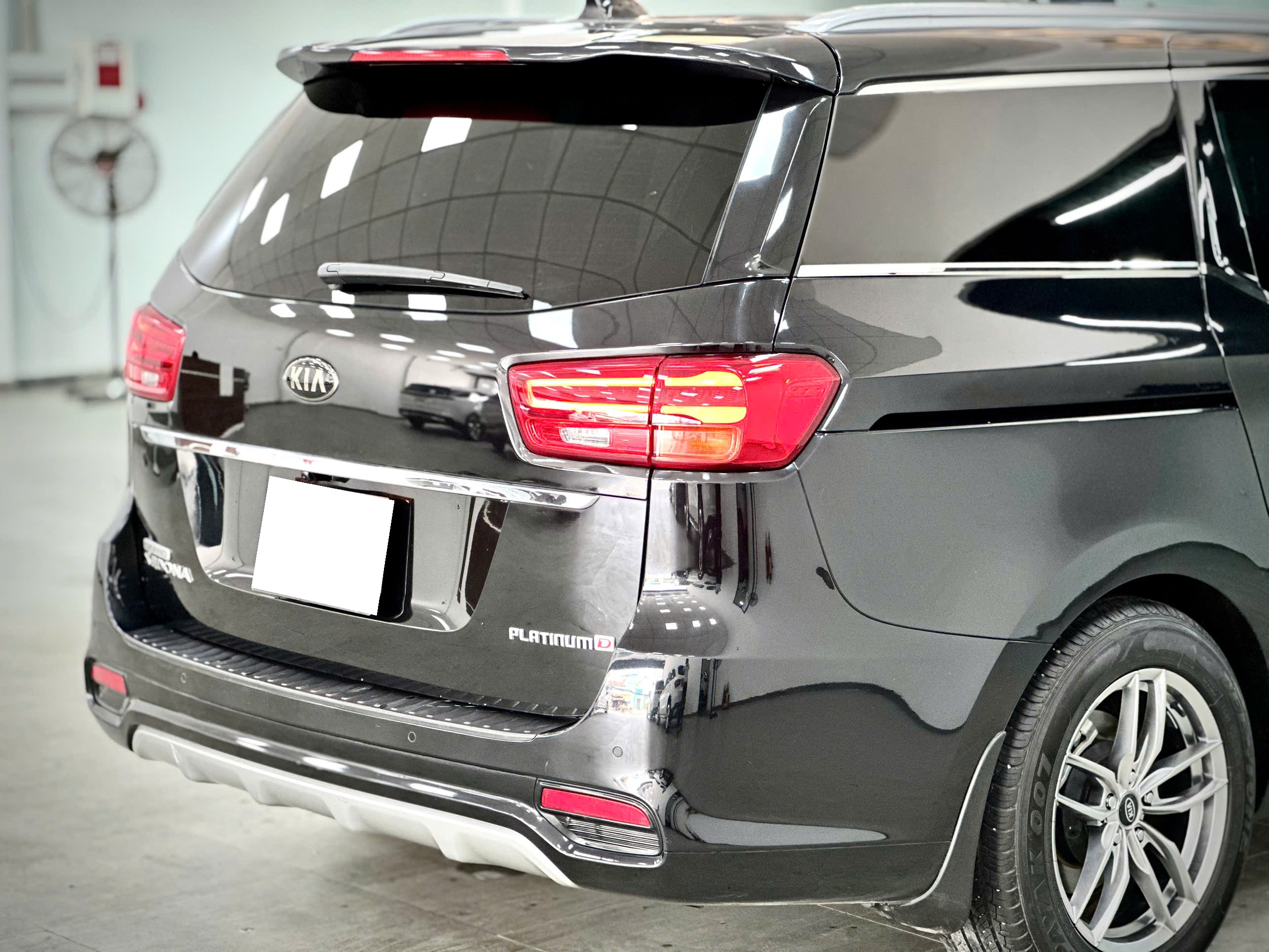 Bán xe Kia Sedona 2.2 DAT Luxury sản xuất năm 2020, màu đen