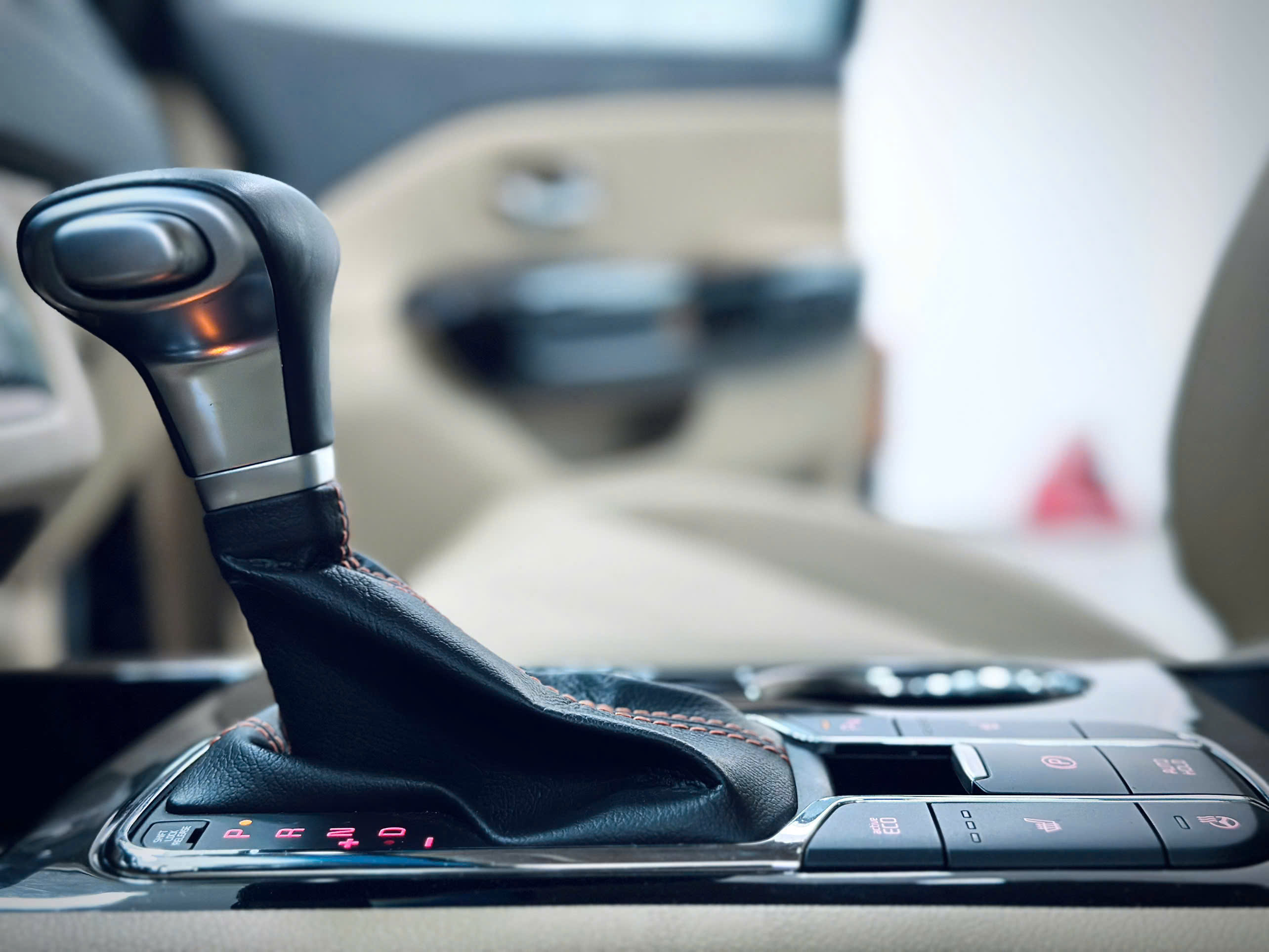 Bán xe Kia Sedona 2.2 DAT Luxury sản xuất năm 2020, màu đen