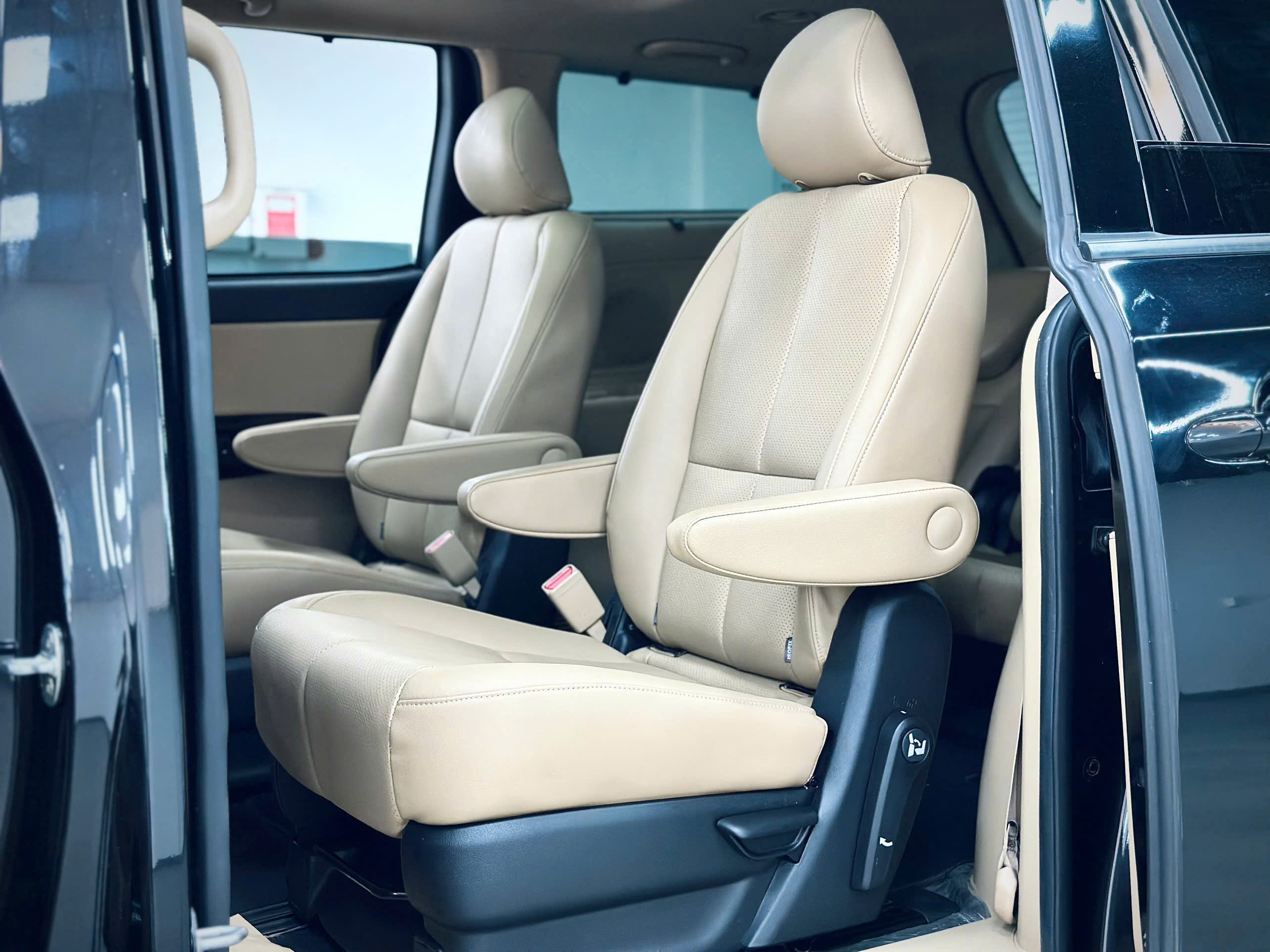 Bán xe Kia Sedona 2.2 DAT Luxury sản xuất năm 2020, màu đen