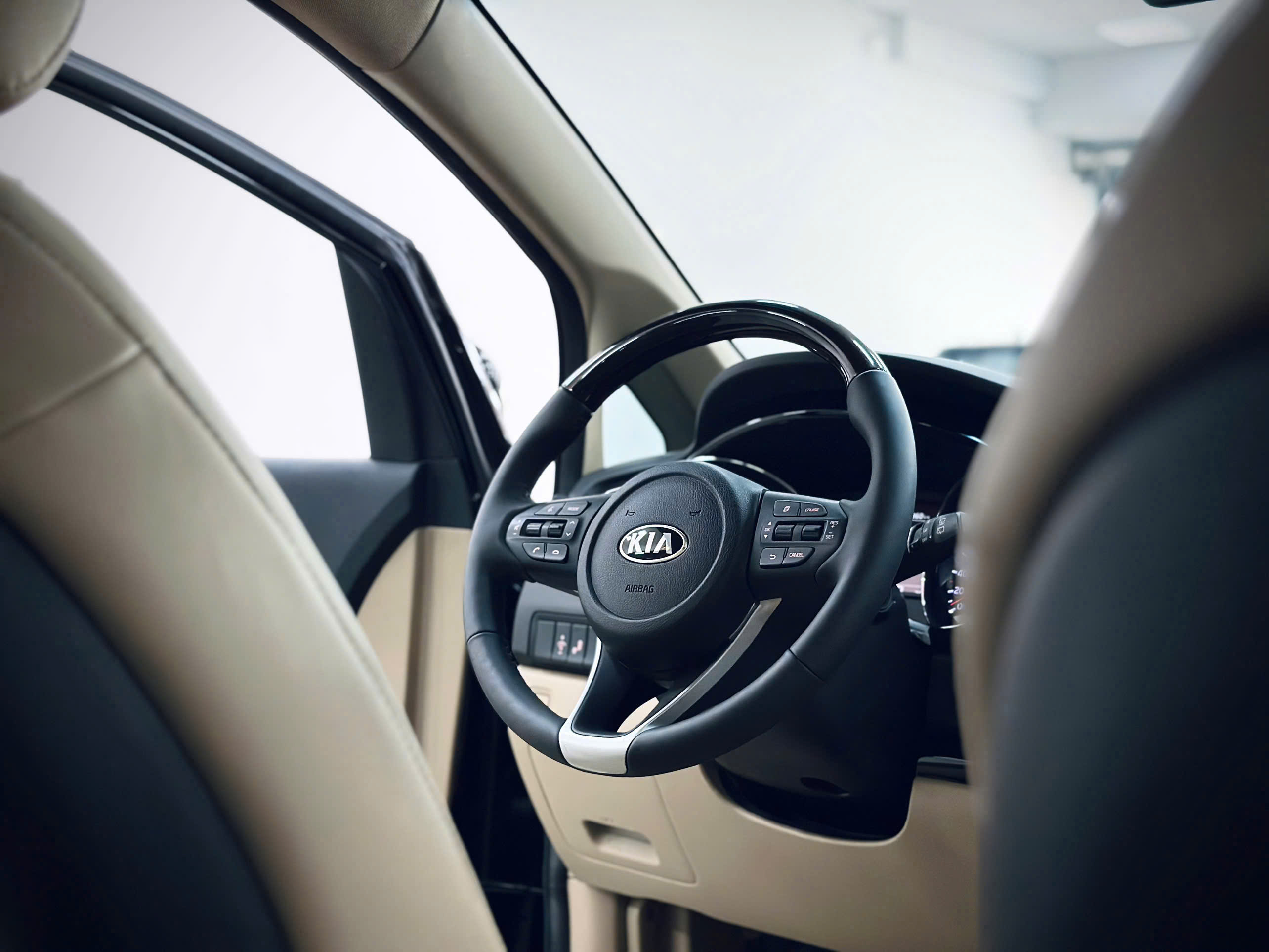 Bán xe Kia Sedona 2.2 DAT Luxury sản xuất năm 2020, màu đen