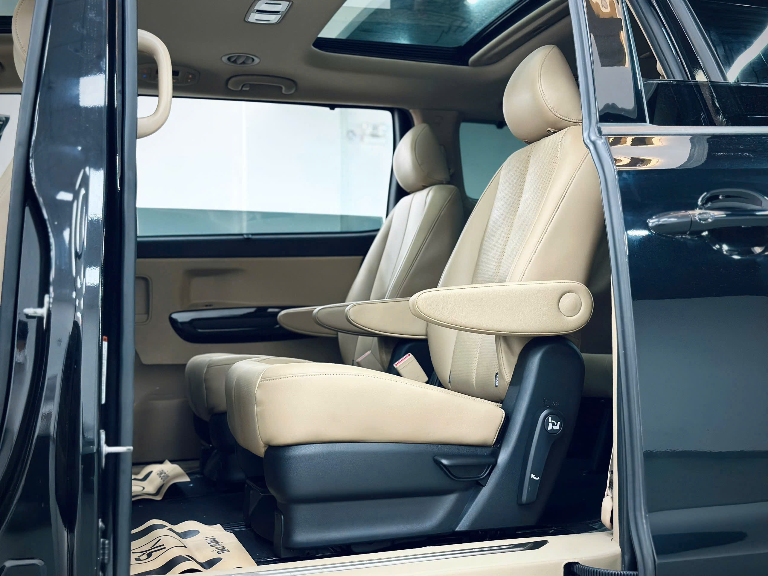 Bán xe Kia Sedona 2.2 DAT Luxury sản xuất năm 2020, màu đen