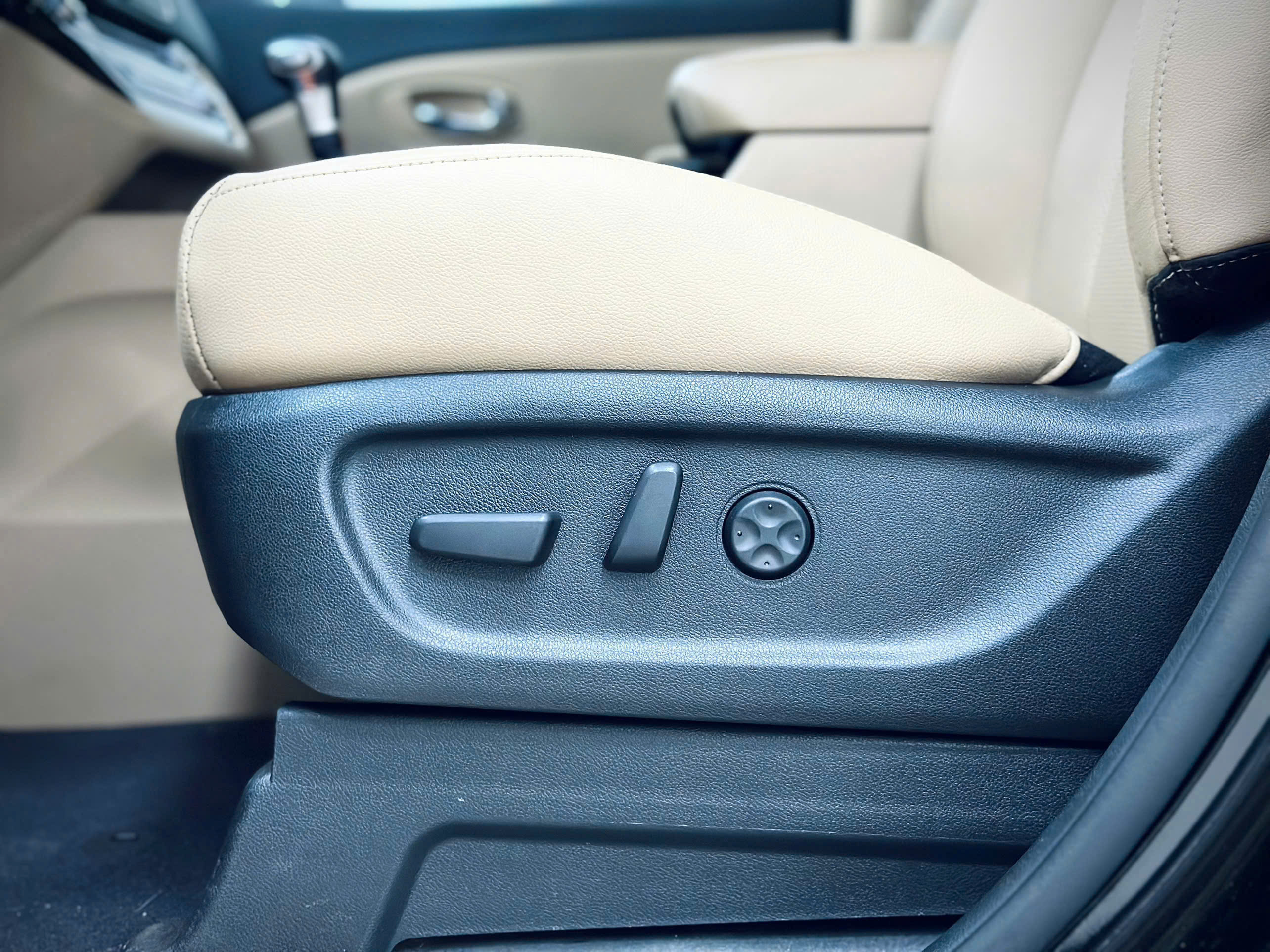 Bán xe Kia Sedona 2.2 DAT Luxury sản xuất năm 2020, màu đen