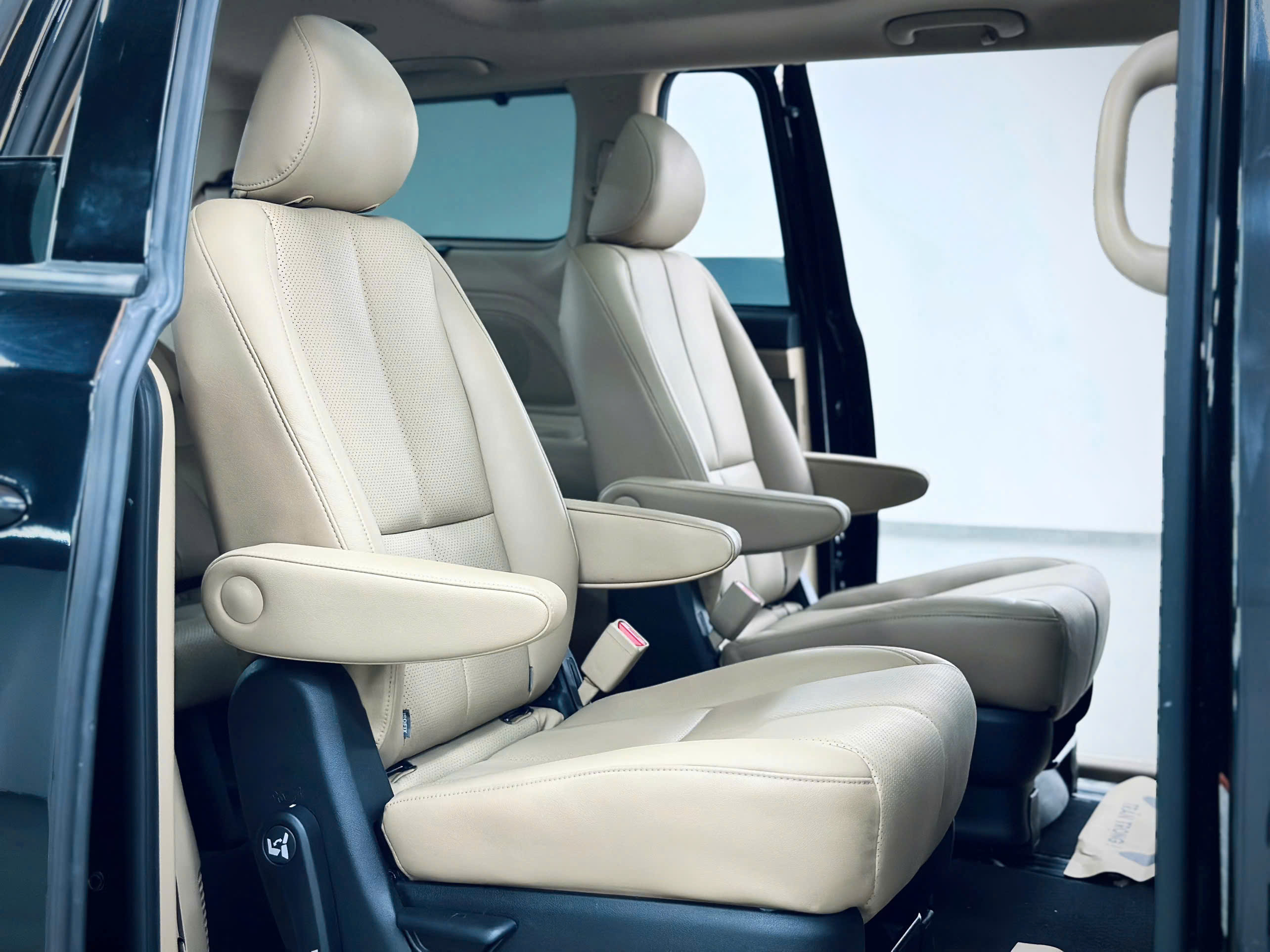 Bán xe Kia Sedona 2.2 DAT Luxury sản xuất năm 2020, màu đen