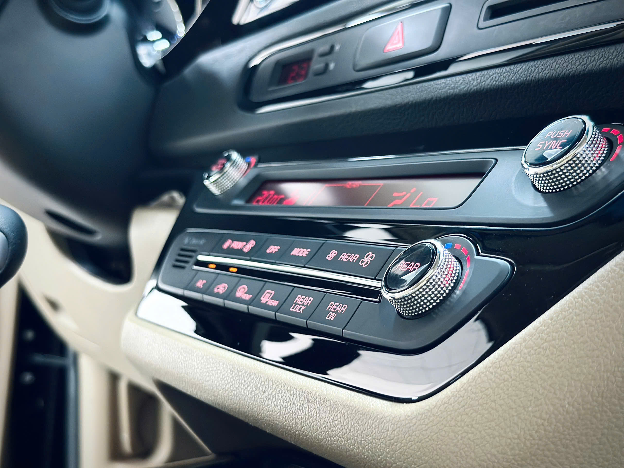 Bán xe Kia Sedona 2.2 DAT Luxury sản xuất năm 2020, màu đen