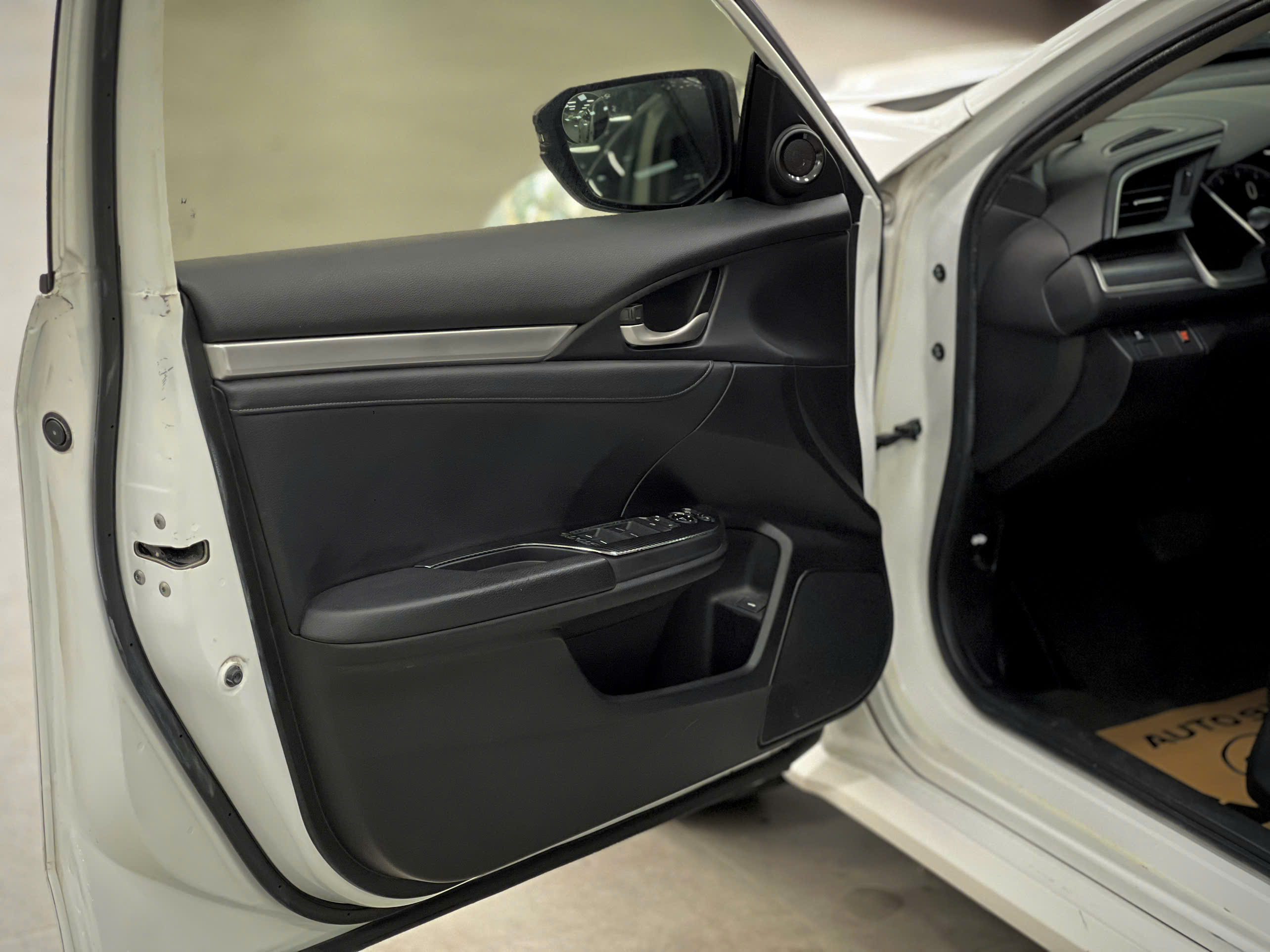 Bán xe Honda Civic 1.8G sản xuất 2021, màu trắng, nhập khẩu nguyên chiếc