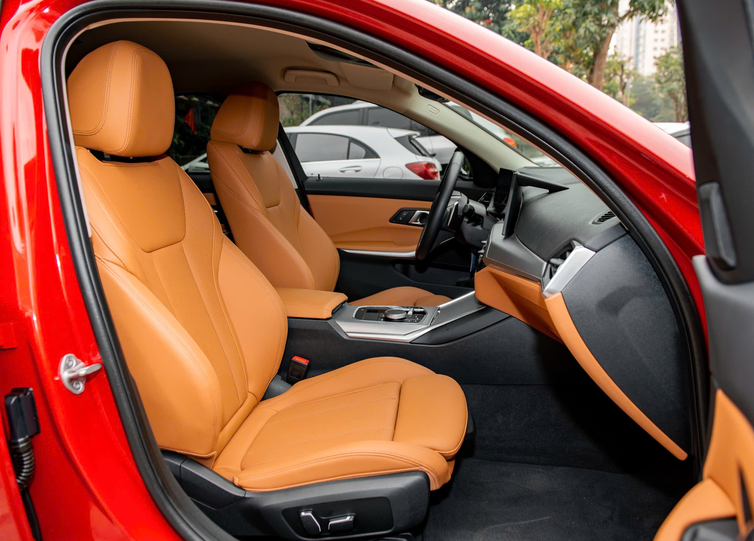 Bán xe BMW 3 Series Sportline sản xuất năm 2024, màu đỏ, giá 1.439tỉ