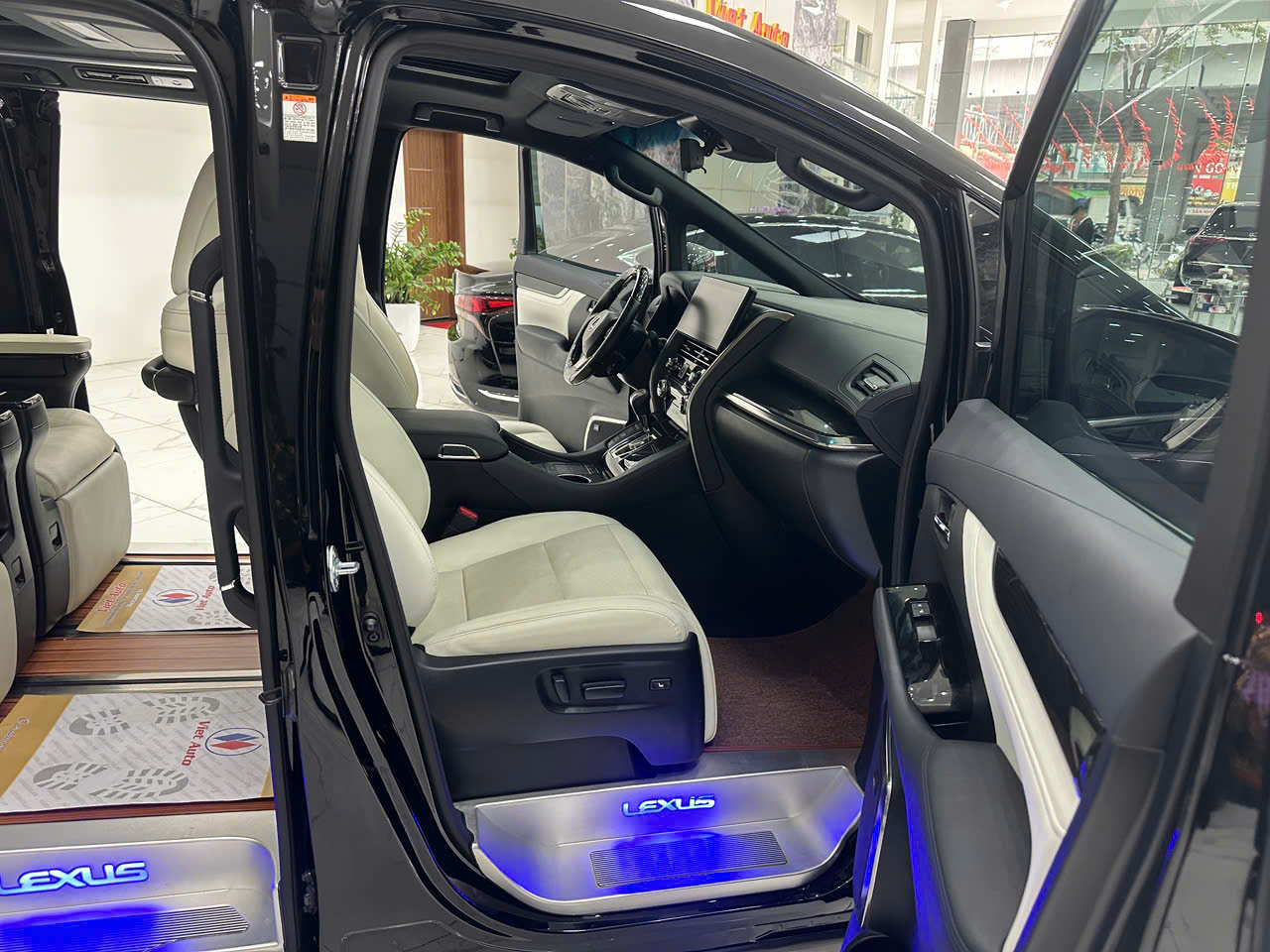 Cần bán xe Lexus LX LM350 sản xuất 2021, màu đen, nhập khẩu nguyên chiếc