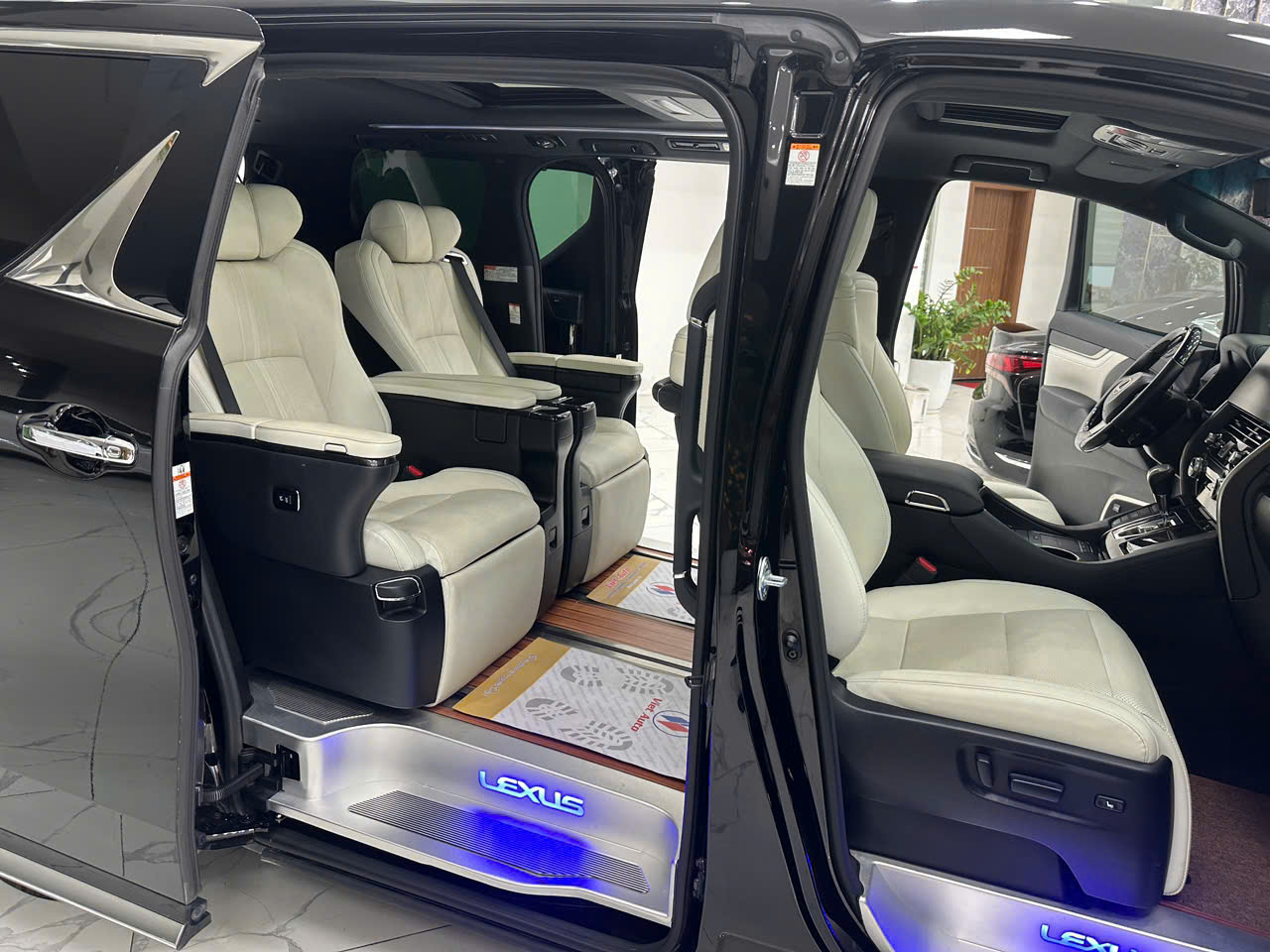 Cần bán xe Lexus LX LM350 sản xuất 2021, màu đen, nhập khẩu nguyên chiếc