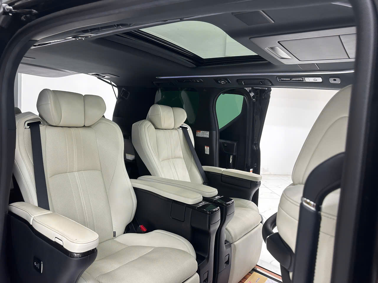 Cần bán xe Lexus LX LM350 sản xuất 2021, màu đen, nhập khẩu nguyên chiếc