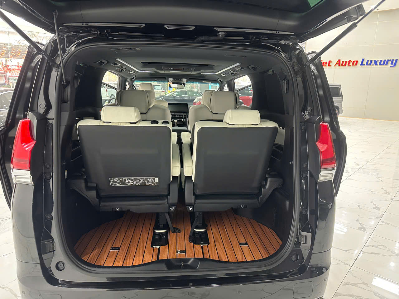 Cần bán xe Lexus LX LM350 sản xuất 2021, màu đen, nhập khẩu nguyên chiếc