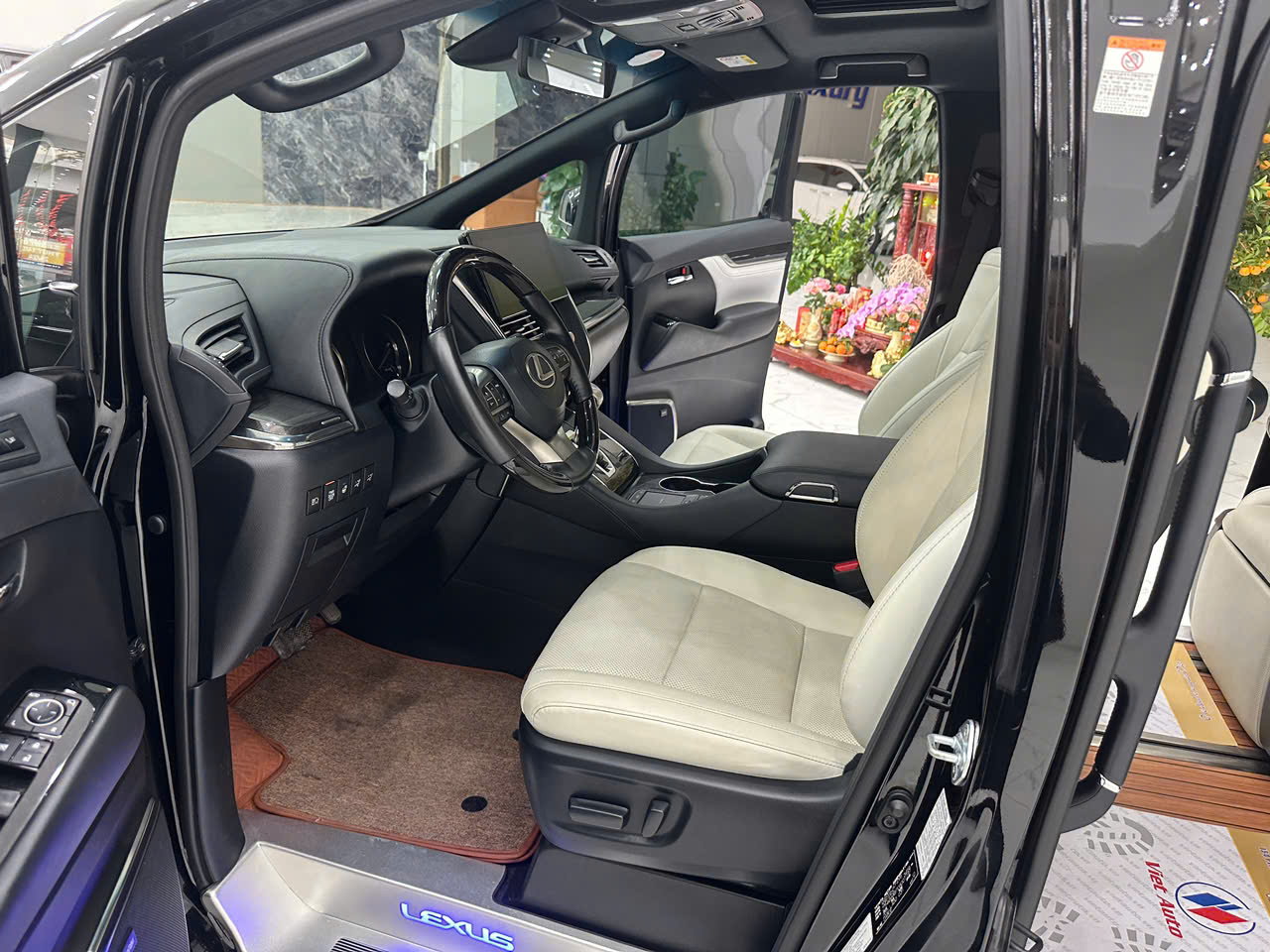 Cần bán xe Lexus LX LM350 sản xuất 2021, màu đen, nhập khẩu nguyên chiếc