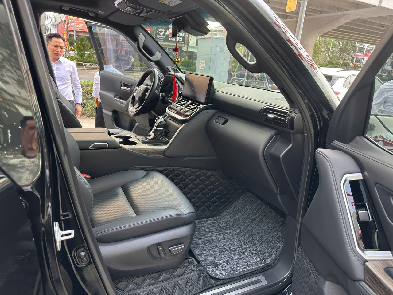 Bán xe Toyota Land Cruiser LC300 Sản Xuất 2023 Một Chủ, Xe một chủ đăng ký từ mới