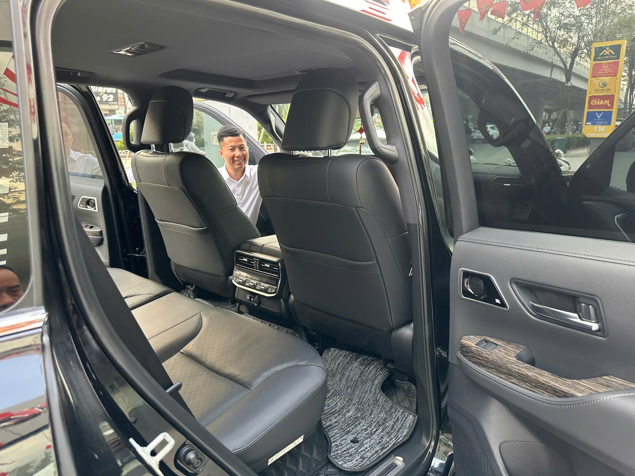 Bán xe Toyota Land Cruiser LC300 Sản Xuất 2023 Một Chủ, Xe một chủ đăng ký từ mới