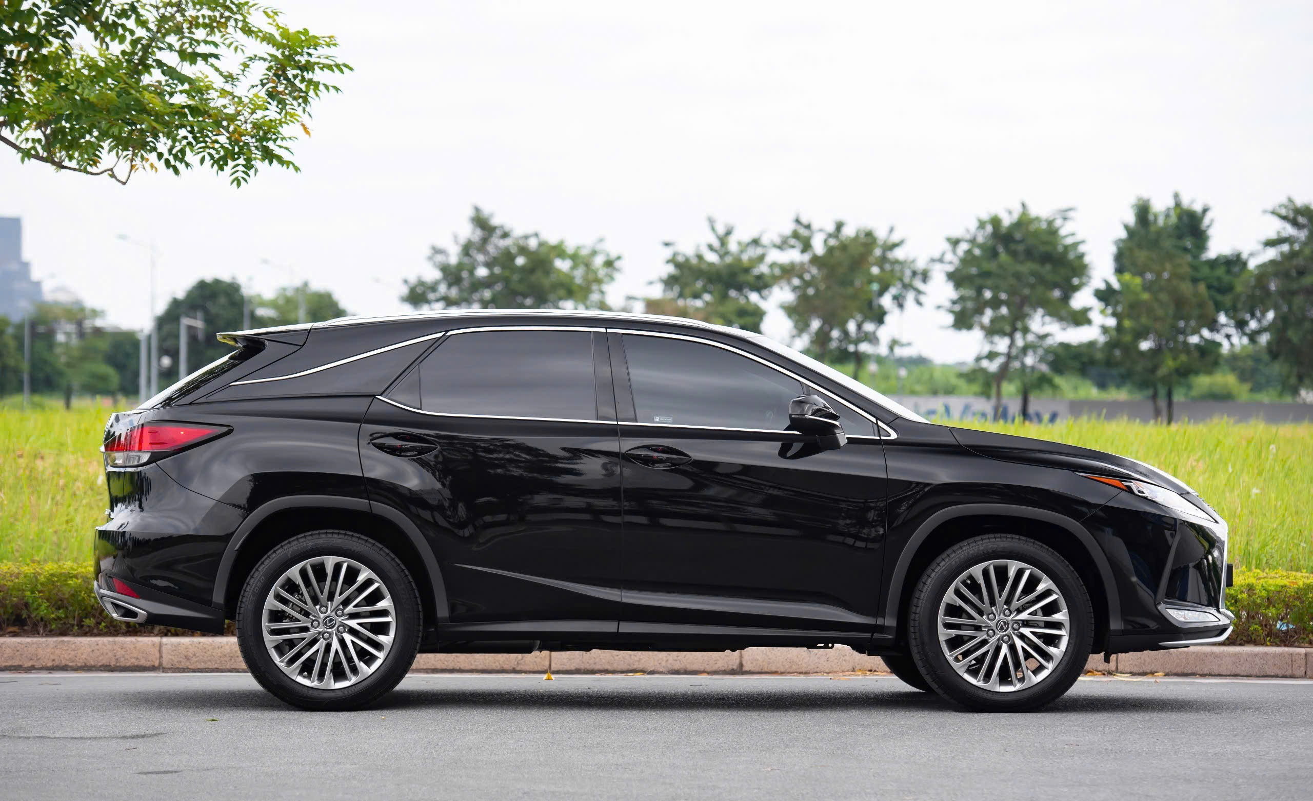Cần bán Lexus RX 300 sản xuất năm 2019, màu đen, nhập khẩu nguyên chiếc giá cạnh tranh
