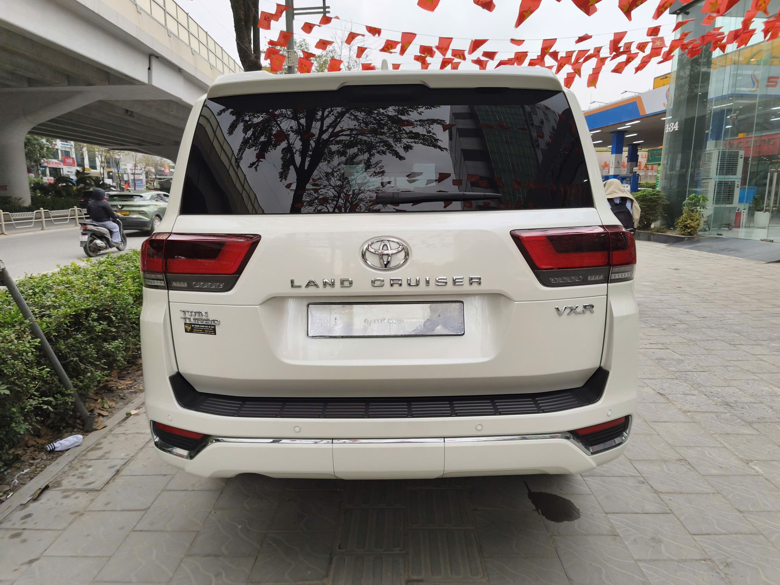 Toyota Land Cruiser LC300 Sản Xuất 2025 Xe Như Xe Mới đi hơn 1 Vạn Km xíu